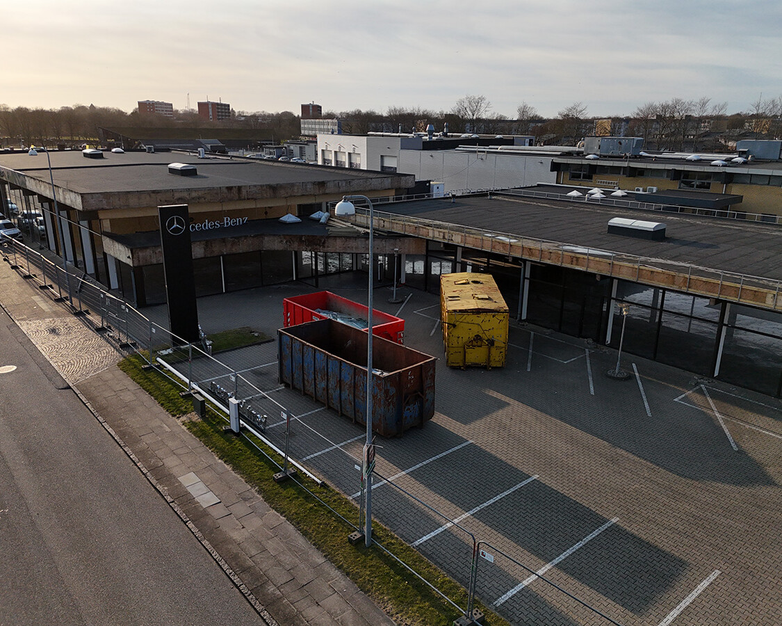 Containere og afspærringer præger i øjeblikket området, men bag kulisserne arbejdes der målrettet på at skabe en moderne Mercedes-Benz-oplevelse i Esbjerg.