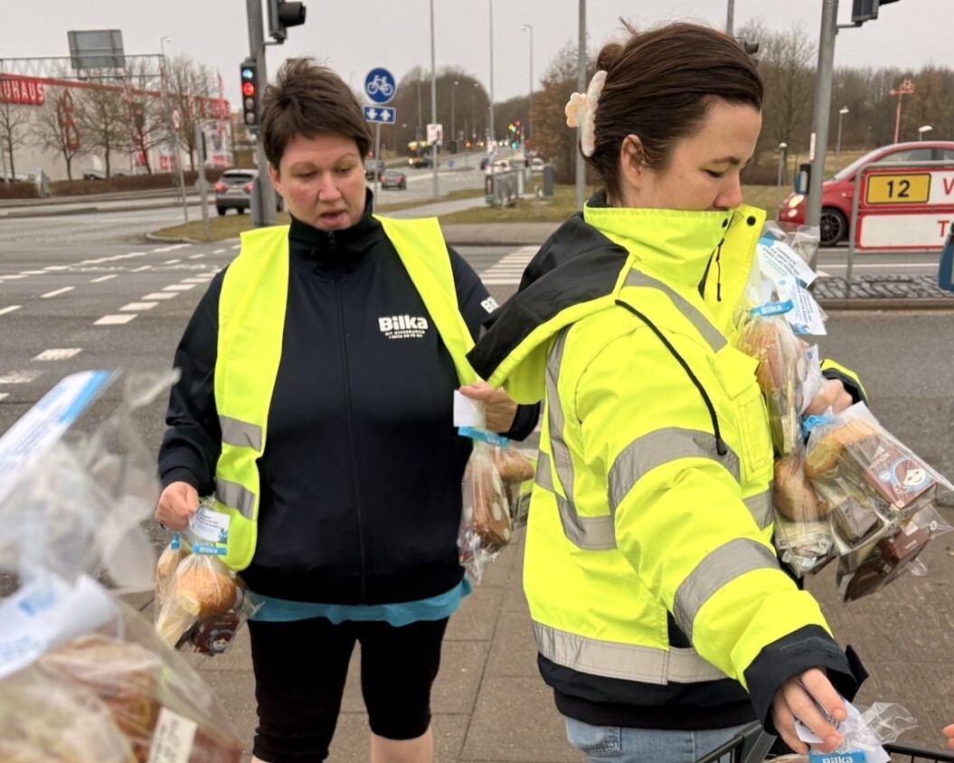 Smil og gule veste: Bilka-medarbejdere gjorde klar til at sprede morgenstemning i trafikken.