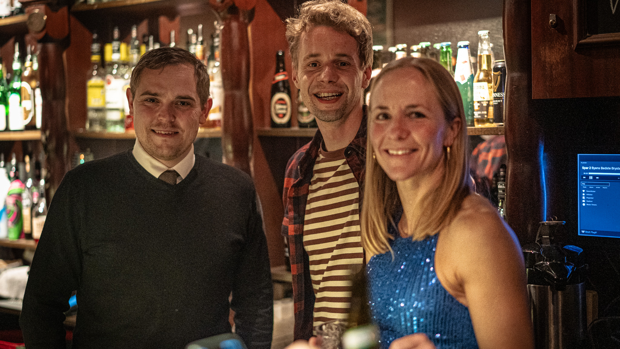 Carl Andersen, Rasmus Vestergaard og Anne Marie Geisler Andersen var gæstebartendere lørdag mellem 21 og 23 på Kasket Karl. Foto: Fjodor Pedersen.