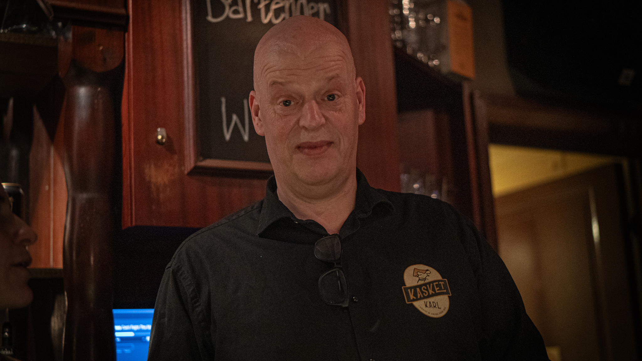 Tim, som er en af Kasket Karls faste bartendere, klarede skærene, når det kneb for politikerne med bestillingerne. Foto: Fjodor Pedersen.