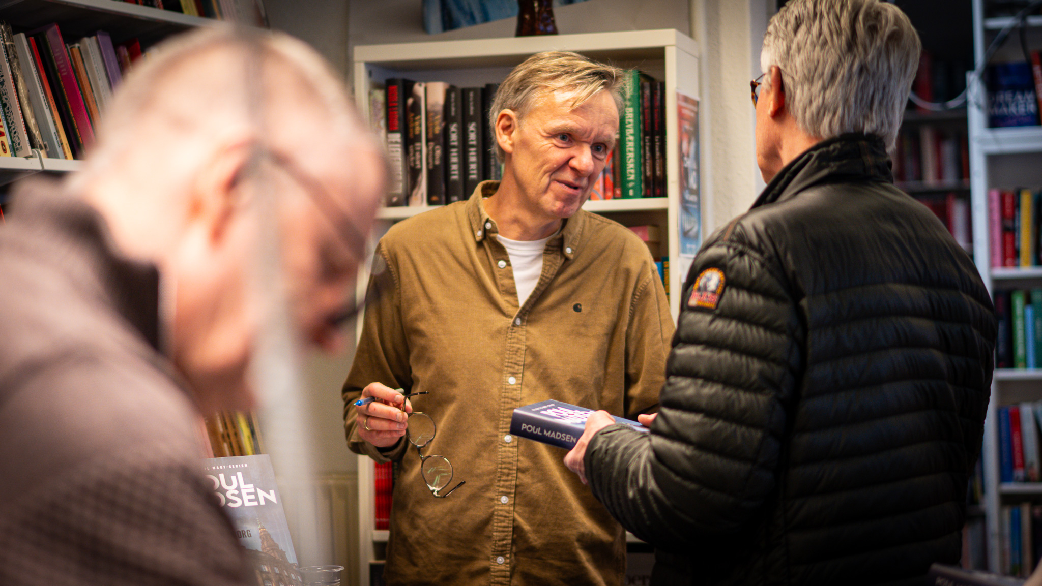 Poul Madsen fik i den grad brug for sine evner med kuglepennen, da der i dag skulle signeres bøger i Varmings Boghandel. Foto: Fjodor Pedersen.