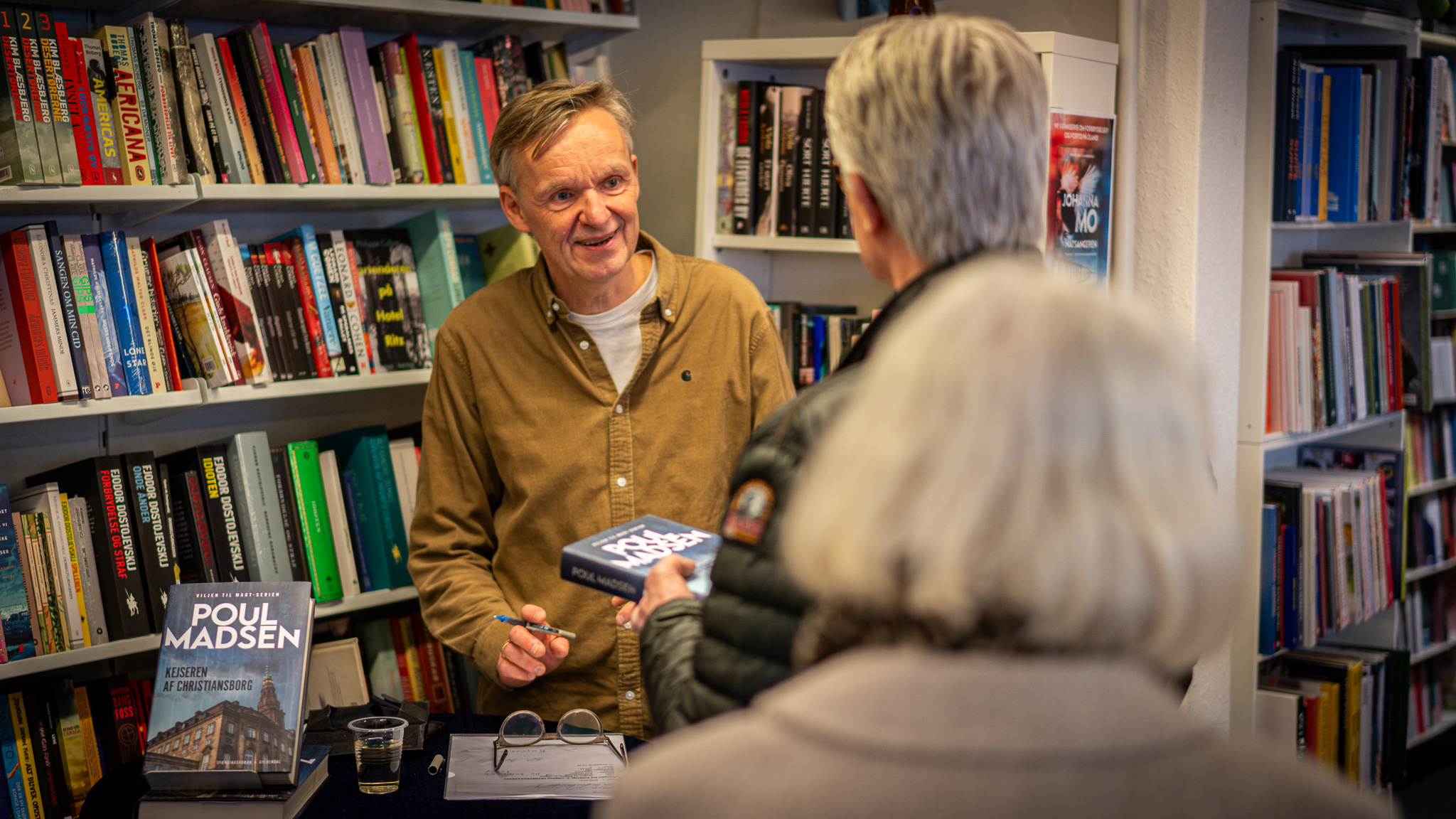 Køen var lang, da Poul Madsen i dag besøgte Varmings Boghandel. Han lovede at vende tilbage om et år, når bind nummer tre udkommer. Foto: Fjodor Pedersen.