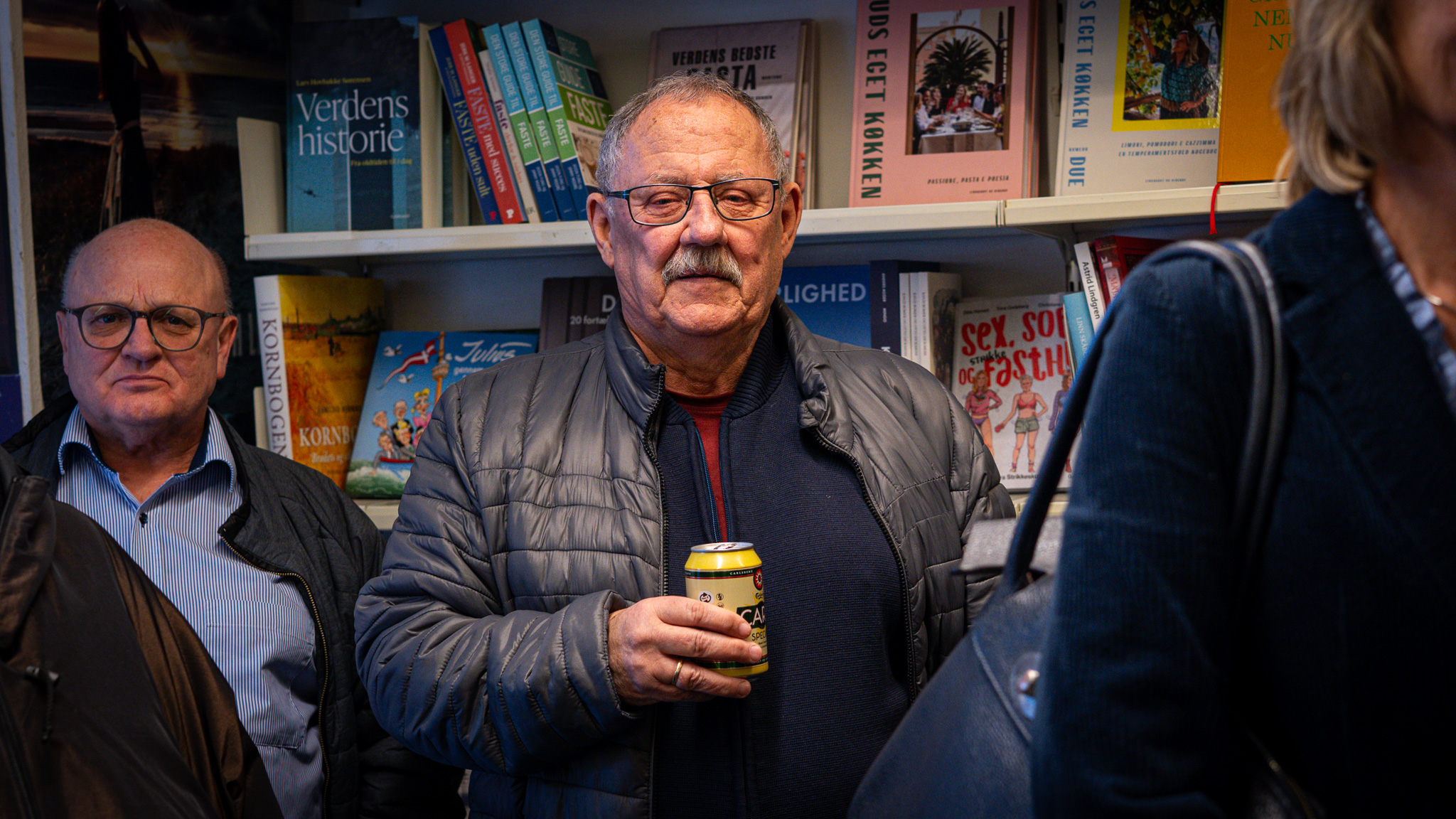 Tommy “Skipper” Christensen har fungeret som en slags lokal fixer for Poul Madsen og har endnu engang åbnet døre rundt omkring i Esbjerg i forbindelse med forfatterens research. Foto: Fjodor Pedersen.