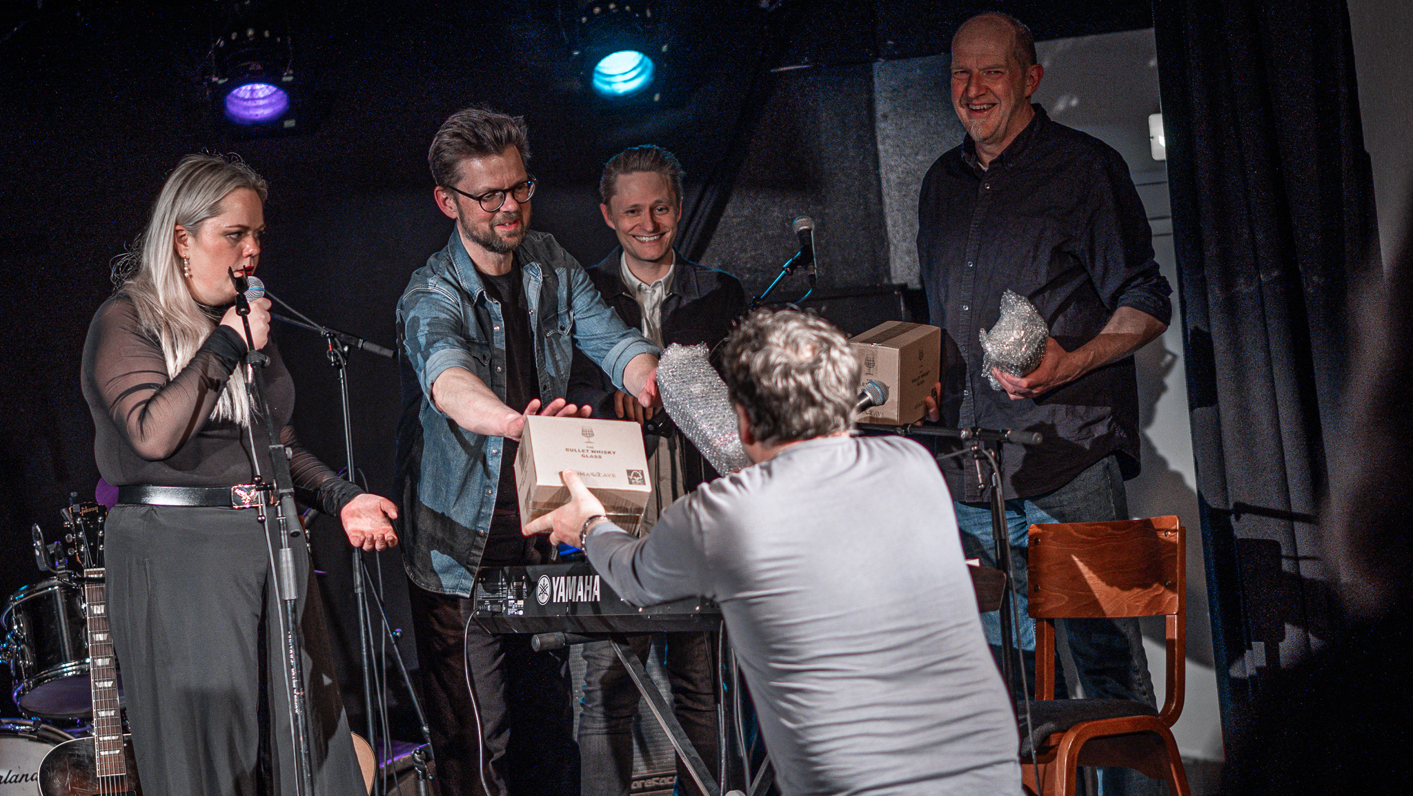 Der var gaver til bandet - som tak for tålmodigheden og hjælpen med indspilningen af det nye album. Foto: Fjodor Pedersen.