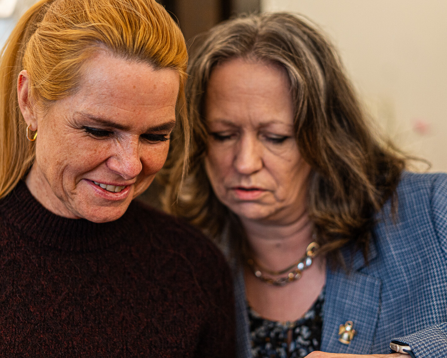 Inger Støjberg i samtale med caféejer og partifælle Susanne Dyreborg (DD) i Esbjerg, 15. marts 2026. Foto: Fjodor Pedersen.