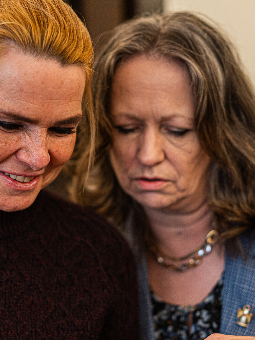 Inger Støjberg i samtale med caféejer og partifælle Susanne Dyreborg (DD) i Esbjerg, 15. marts 2026. Foto: Fjodor Pedersen.