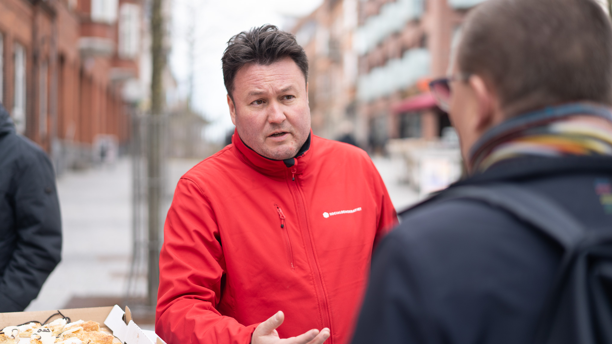 Flere forbipasserende tog imod tilbuddet om kage og muligheden for at slå en politisk sludder af. Foto: Fjodor Pedersen.