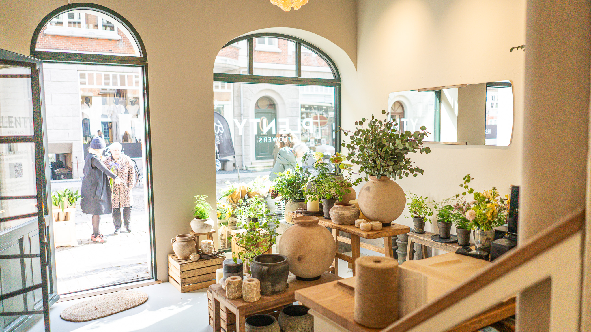 Udover blomster forefindes planter, tekstiler og brugskunst i butikken. Foto: Fjodor Pedersen.