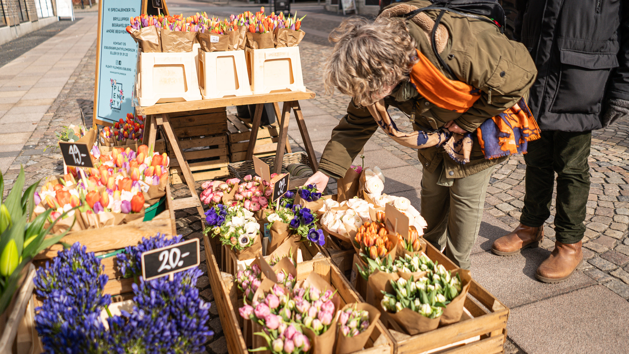 Der var nærmest torvestemning, da blomsterne i gaden lokkede nysgerrige forbipasserende til. Foto: Fjodor Pedersen.