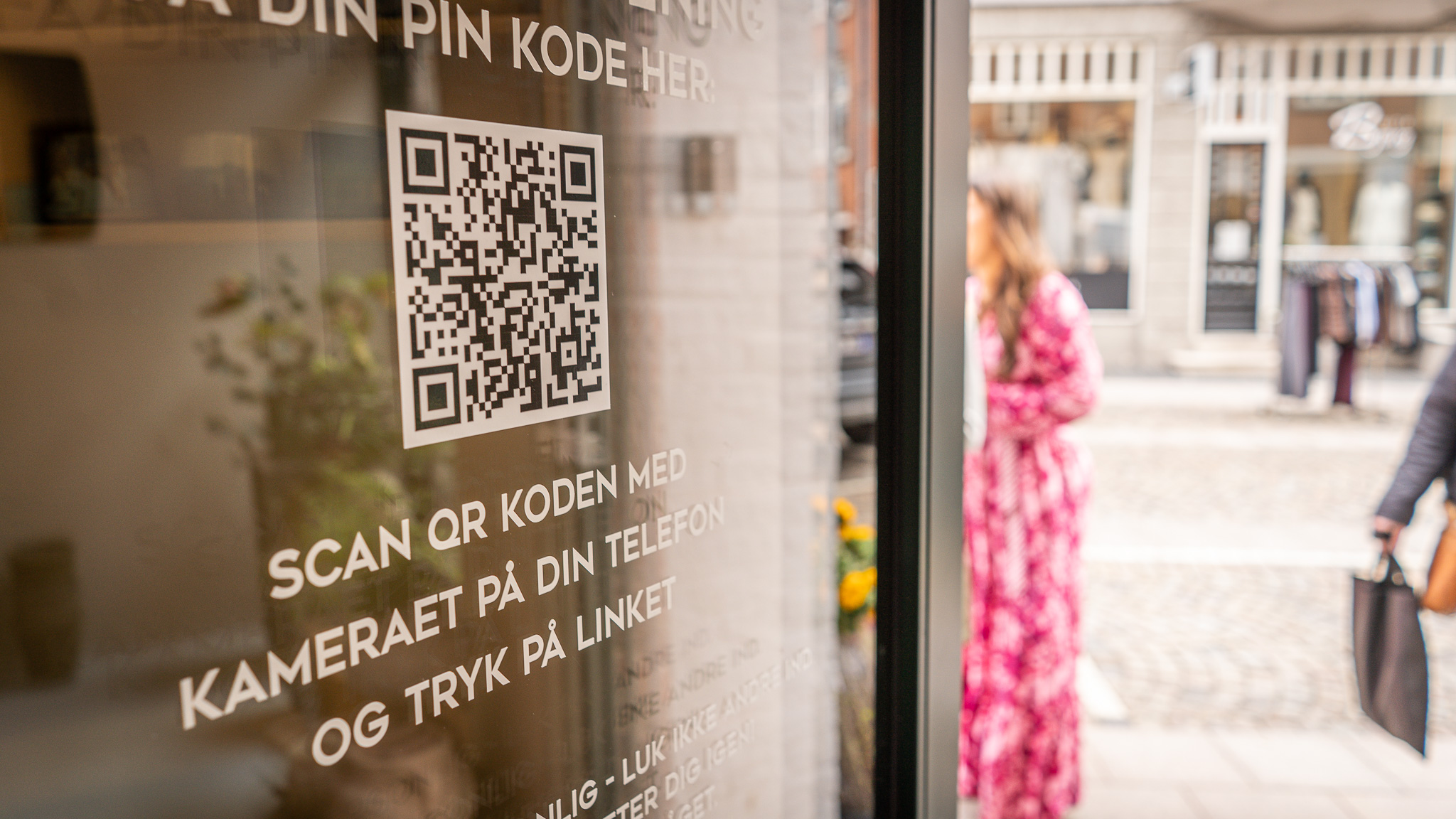 Udenfor de bemandede åbningstider kan man via mobil selv lukke sig ind og plukke en vare. Foto: Fjodor Pedersen.