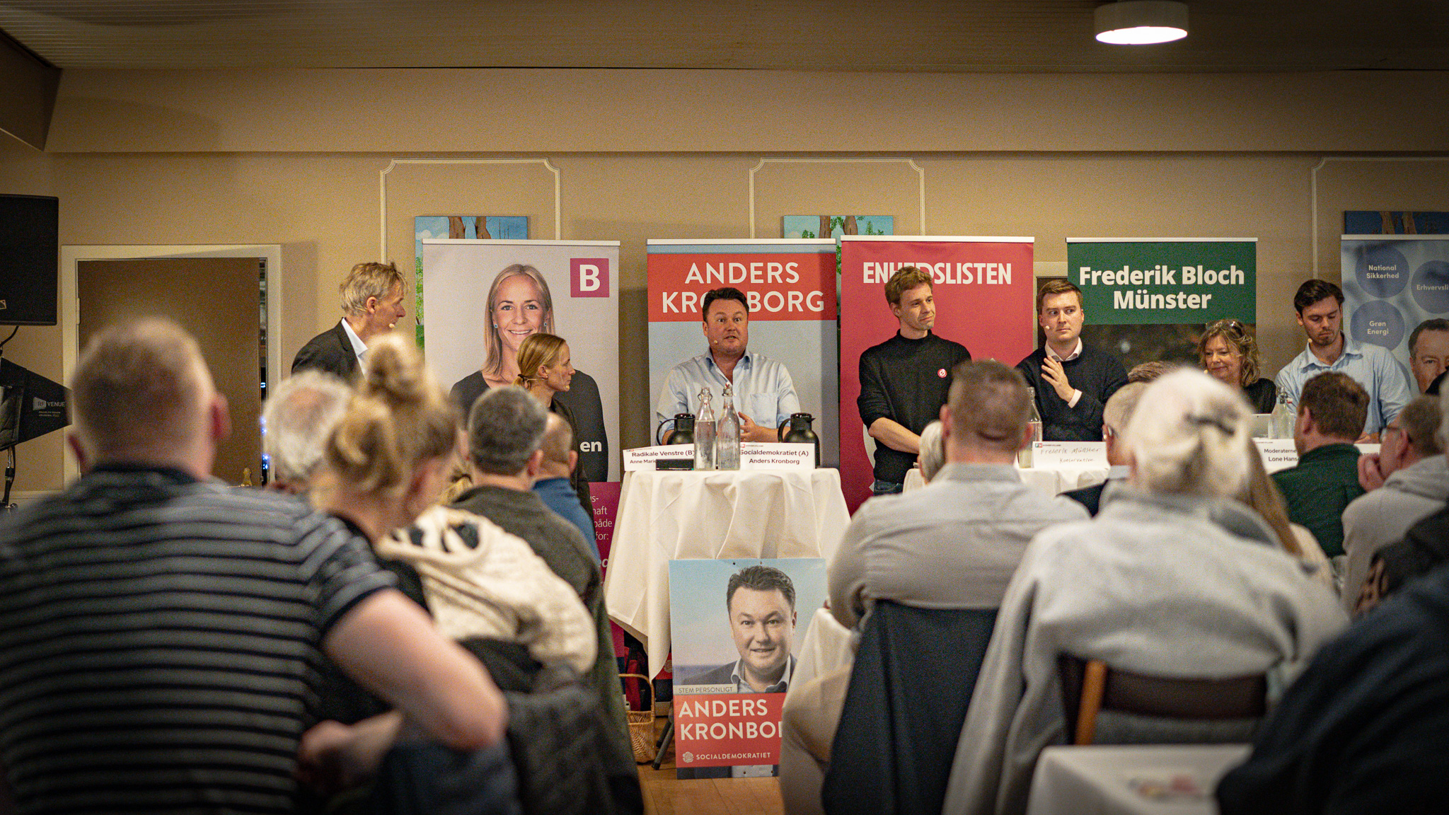 Der er opstillet 12 partier til Folketingsvalget på tirsdag. Ti af dem var repræsenteret torsdag på Jerne Kro. Foto: Fjodor Pedersen.