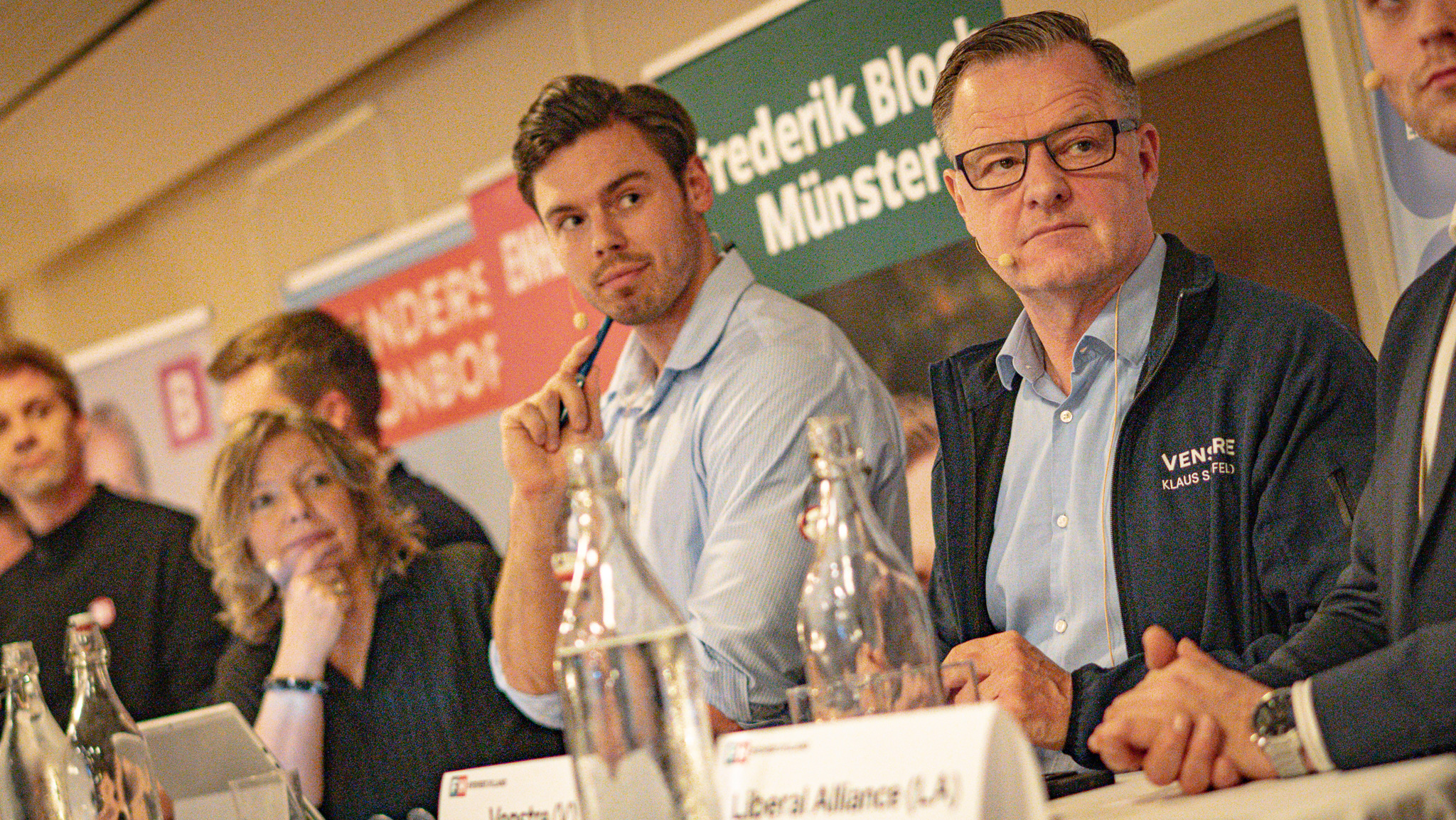 Lone Hansen (M), Christian Kirk Block (DF) og Klaus Sandfeldt (V) var blandt folketingskandidaterne, der torsdag debatterede for en fyldt Jerne Kro. Foto: Fjodor Pedersen.