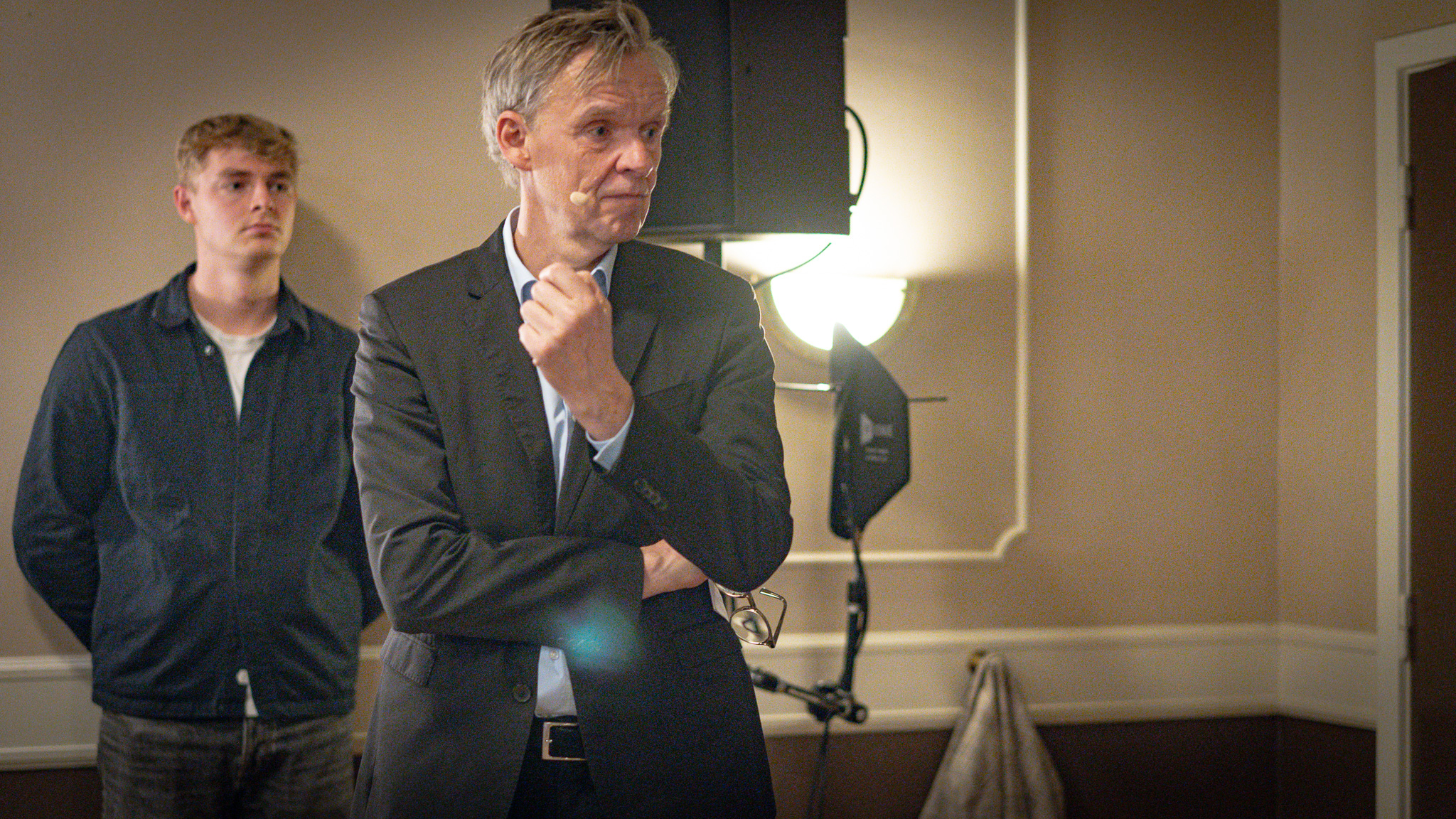 Poul Madsen i rollen som moderator fik kritik af Anne Marie Geisler Andersen (RV) for ikke at fordele sol og vind lige. Foto: Fjodor Pedersen.