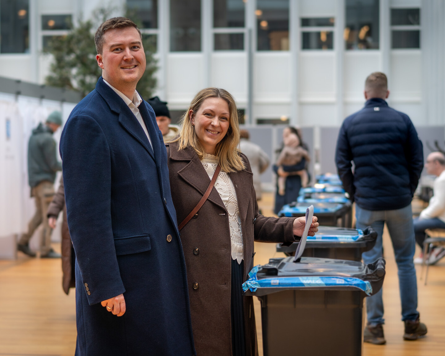 Frederik Bloch Münster og ægtefællen Camilla Hansen fik afgivet deres stemmer tirsdag eftermiddag på rådhuset i Esbjerg. Foto: Fjodor Pedersen.