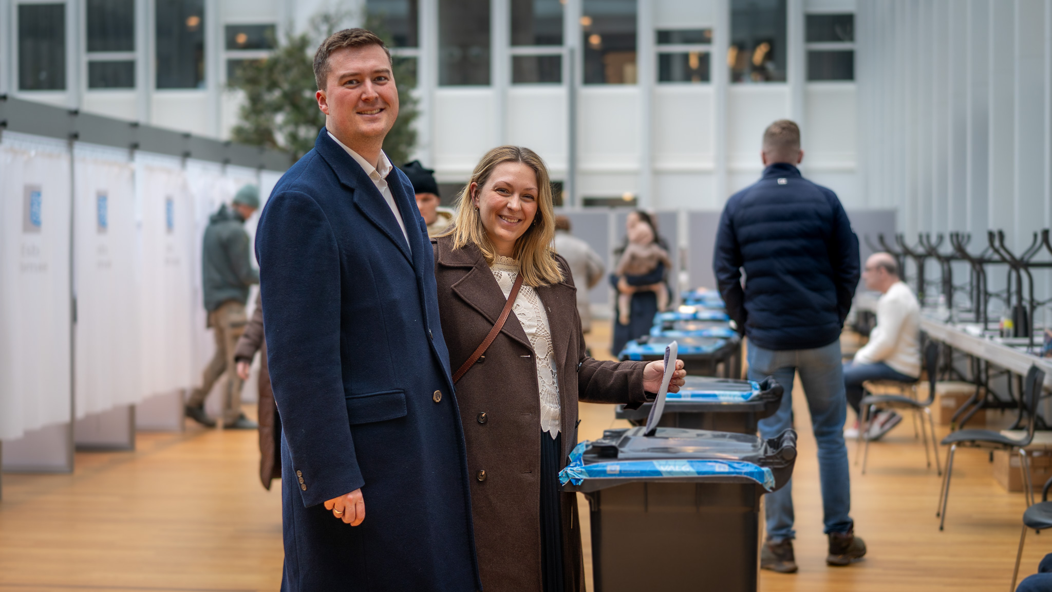 Frederik Bloch Münster og ægtefællen Camilla Hansen fik afgivet deres stemmer tirsdag eftermiddag på rådhuset i Esbjerg. Foto: Fjodor Pedersen.