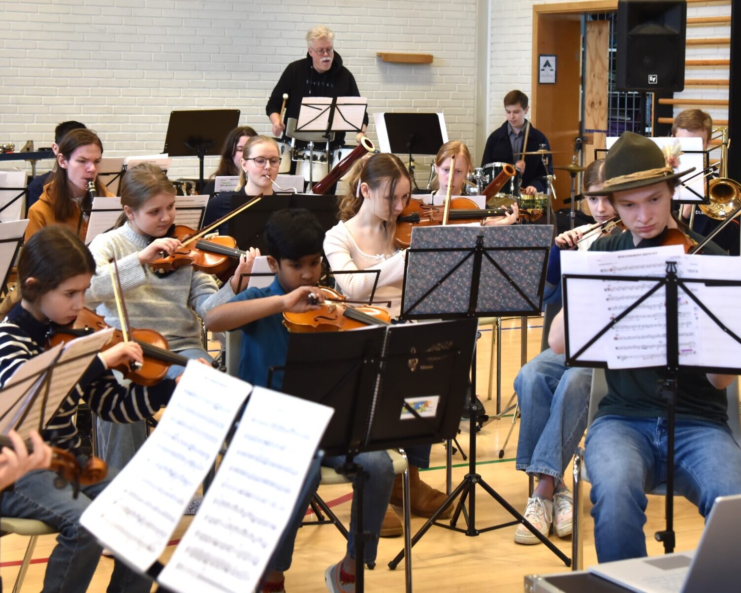 Elever fra blandt andet Ribe, Gredstedbro, Darum, Vejrup og Gørding køres til Esbjerg Realskole for at opleve MiniSymf live.