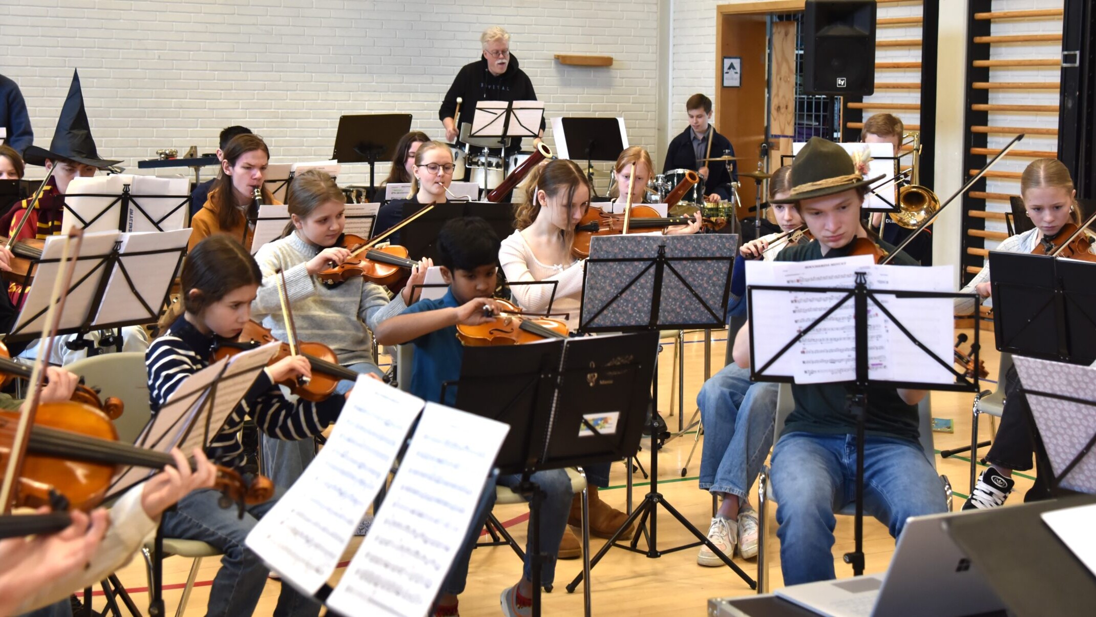 Elever fra blandt andet Ribe, Gredstedbro, Darum, Vejrup og Gørding køres til Esbjerg Realskole for at opleve MiniSymf live.