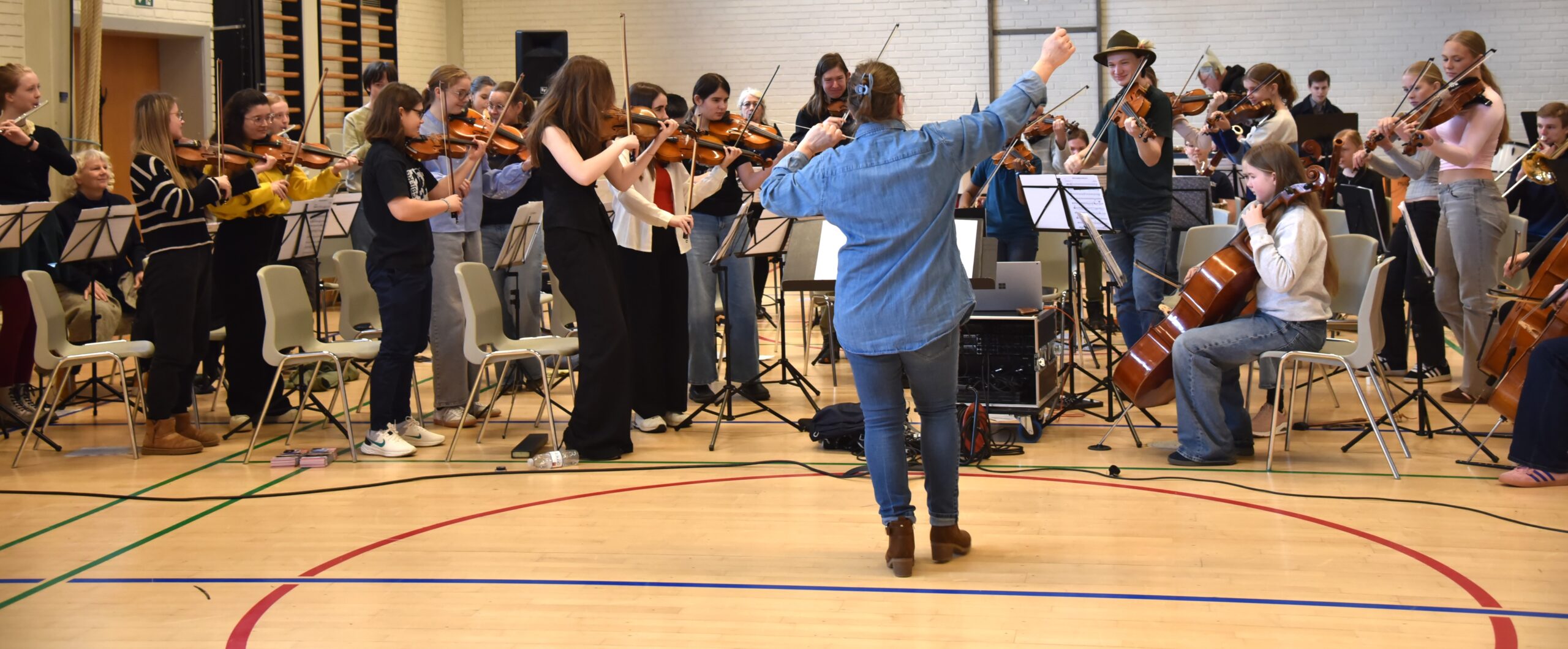Kulturskolens MiniSymf-orkester fylder 10 år og markerer jubilæet med tre koncerter for mere end 600 skoleelever på Esbjerg Realskole.
