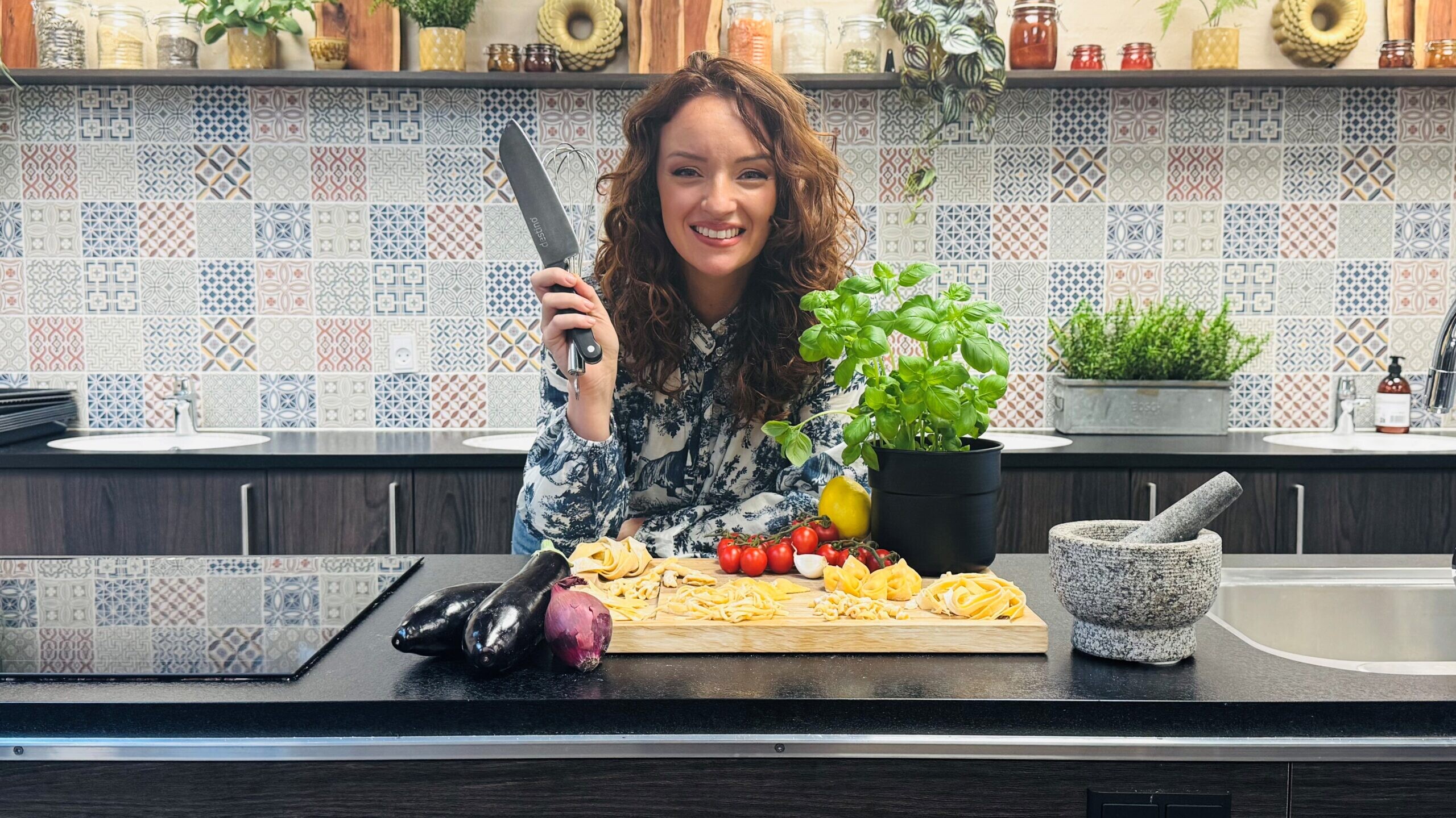 Den syditalienske kok Debora Ercoli er flyttet til Esbjerg. Hos FOF lærer hun både børn og voksne at lave frisk pasta – og fortæller historierne bag.