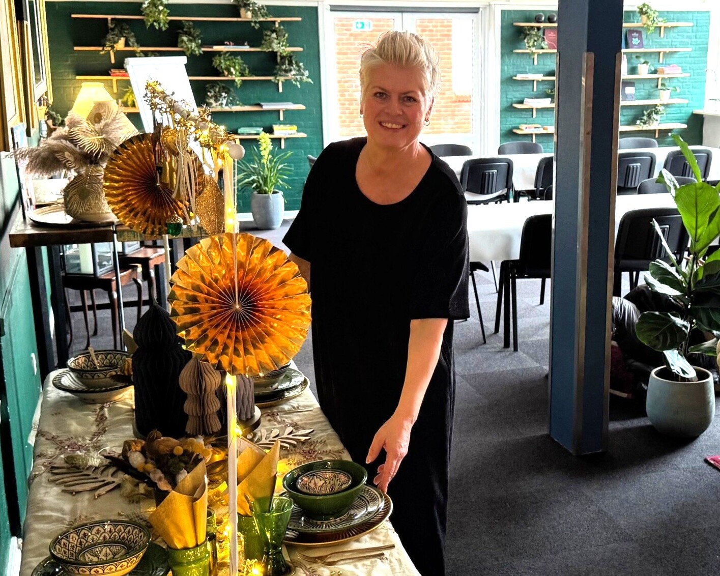 Tatjana Johnsson har lånt guldbestik hos Kop & Kande og lertøj hos Wetendorf Living. Privatfoto.