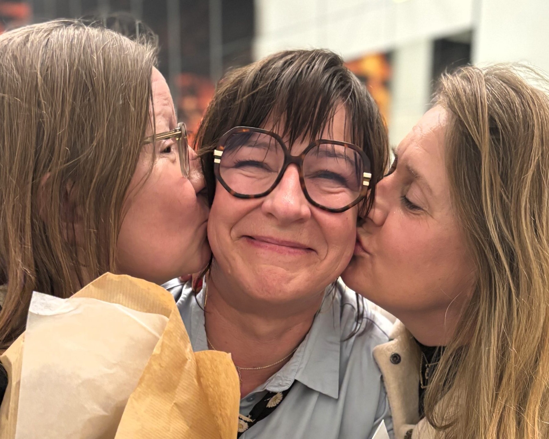 Eva Merz i midten med veninder fra København: kyssepigerne Karen Deth og Rikke Benmouyal. Privatfoto.