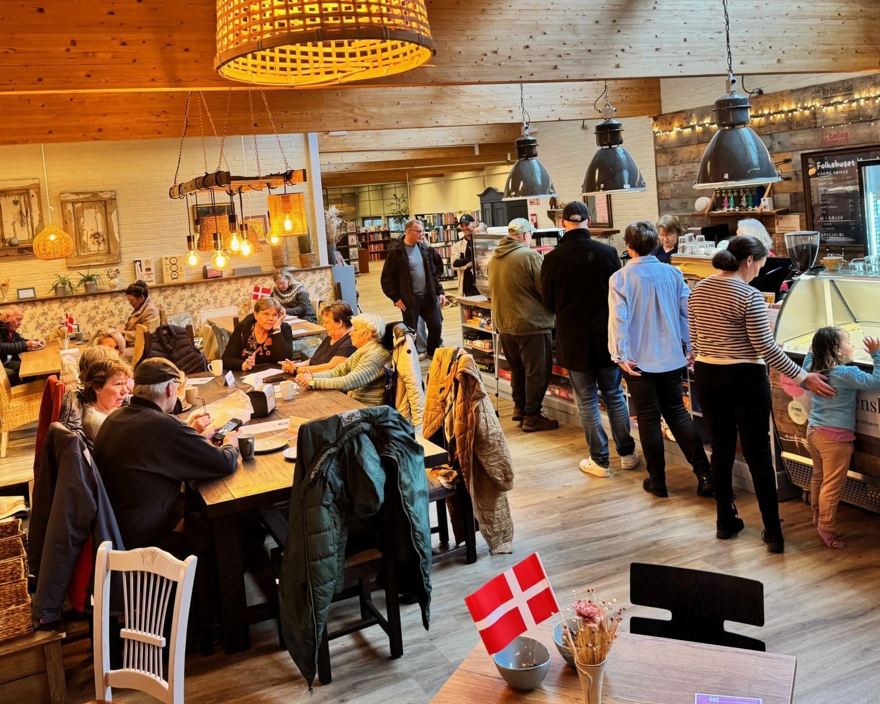 Der er godt fyldt i Folkehuset Kvaglund, hvor valgdagen også er blevet en social begivenhed. Privatfoto.