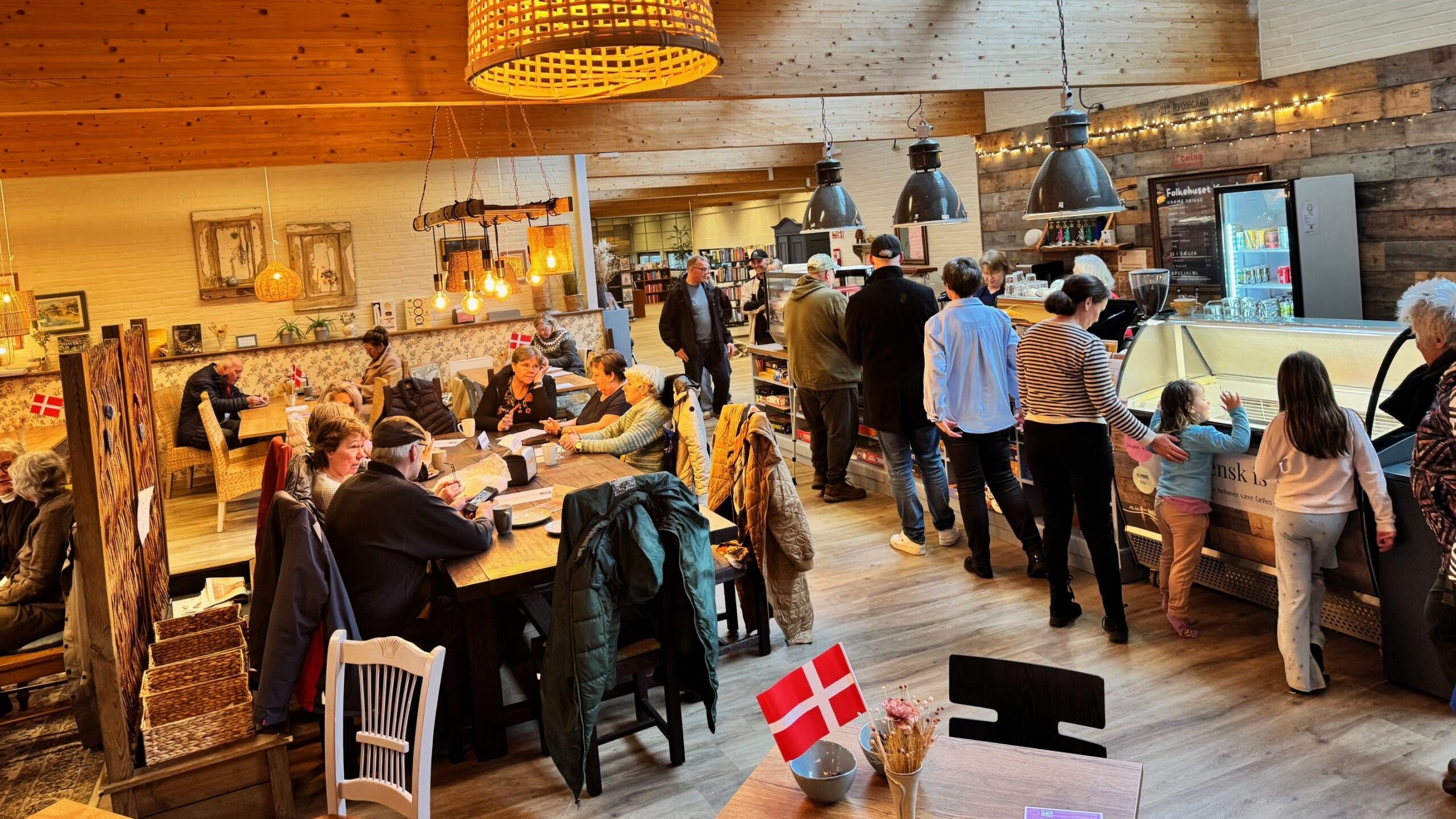 Der er godt fyldt i Folkehuset Kvaglund, hvor valgdagen også er blevet en social begivenhed. Privatfoto.