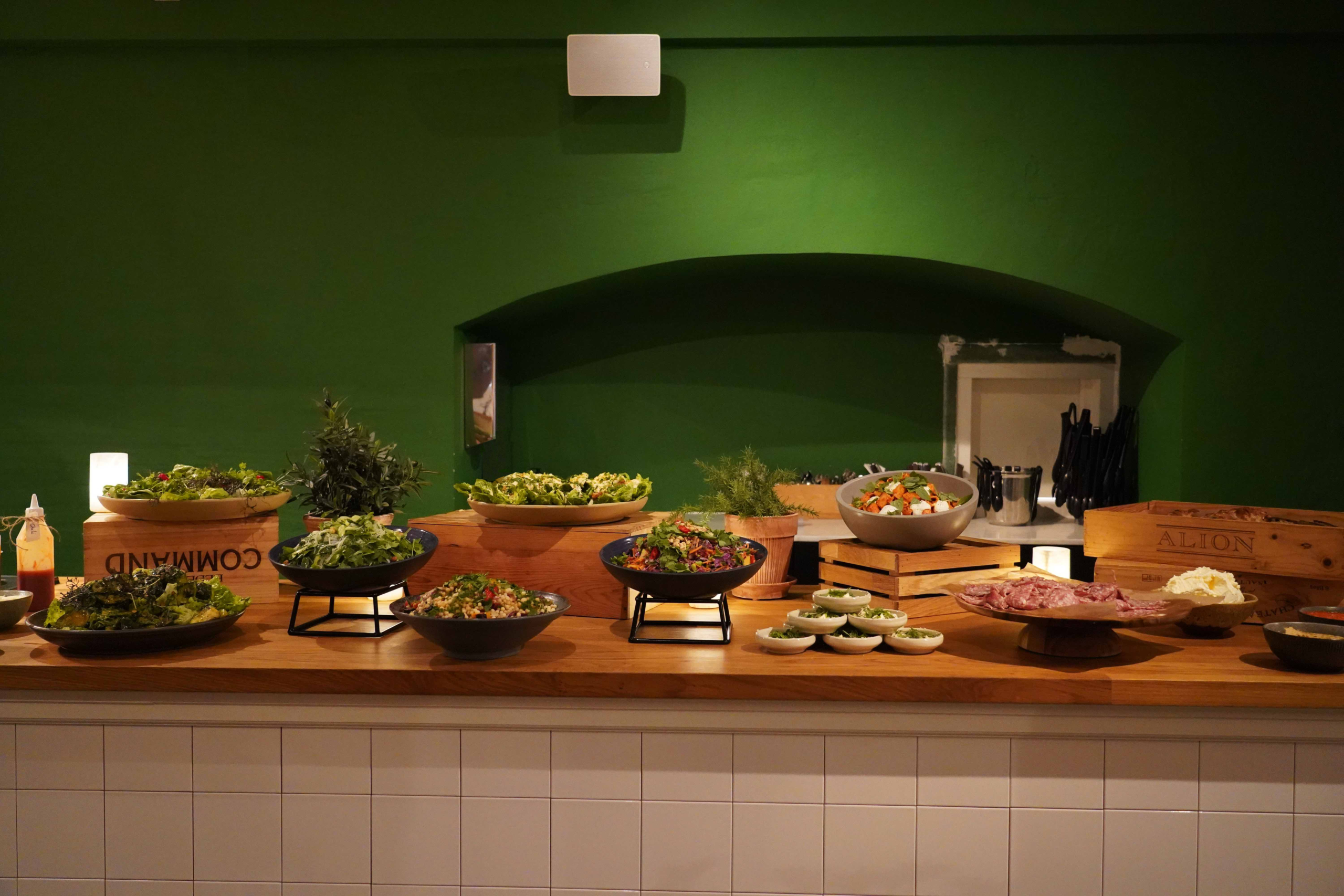 Friske retter fyldes løbende op bag buffeten, så gæsterne altid møder et indbydende udvalg. PR-foto.