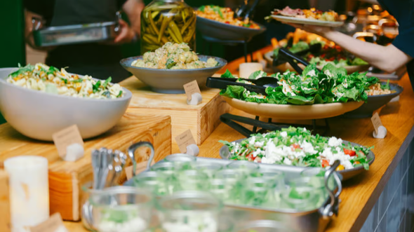 Et farverigt og velassorteret tag-selv-bord med alt fra salater til varme retter – Food Club lover variation og friske anretninger hele aftenen. PR-foto.