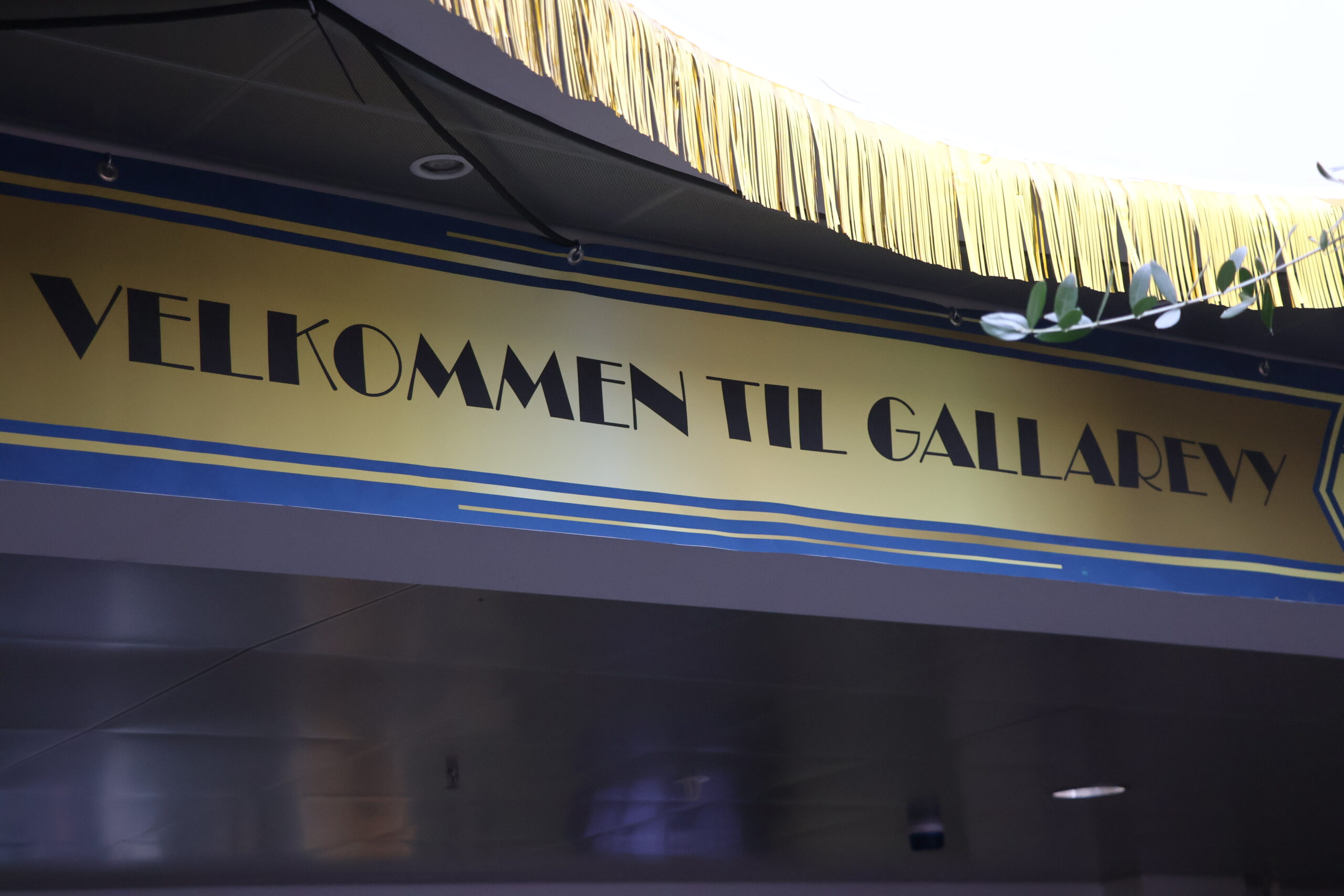 “Velkommen til Gallarevy” – rammen var sat for en festlig aften. Foto: Rybners.