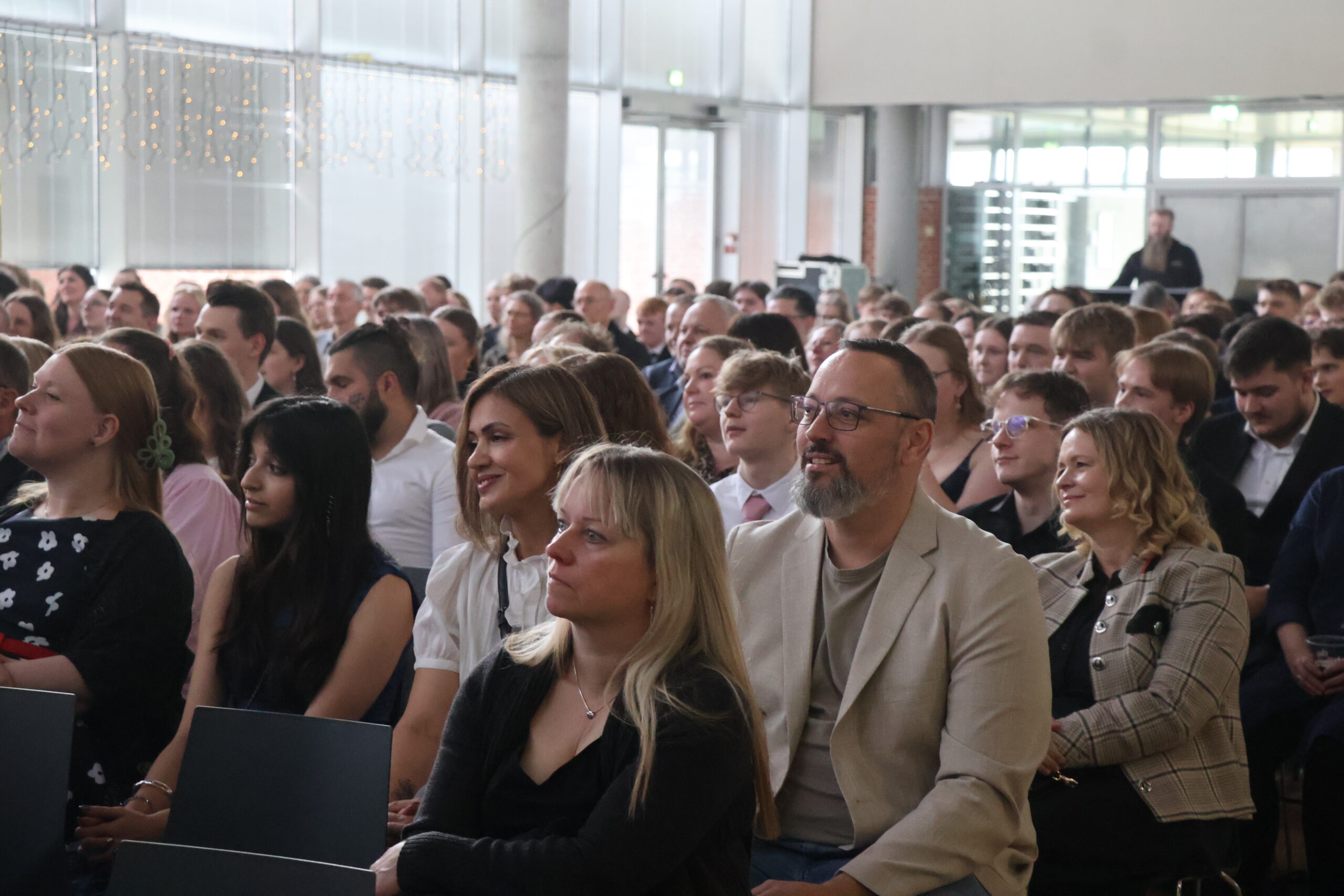 Publikum fulgte engageret med under revyen. Foto: Rybners.
