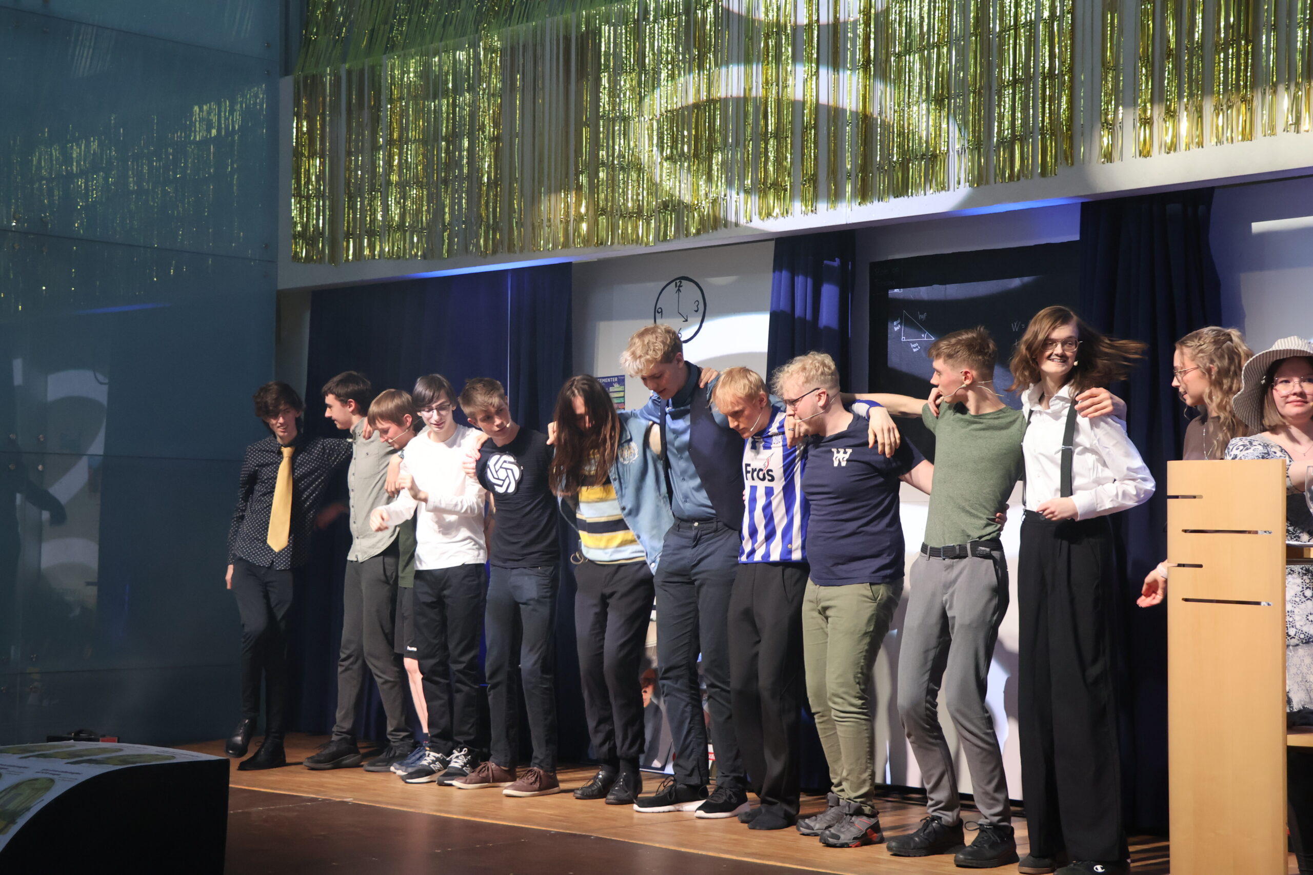 HTX-eleverne sluttede revyen af med fælles buk og stor applaus fra salen. Foto: Rybners.