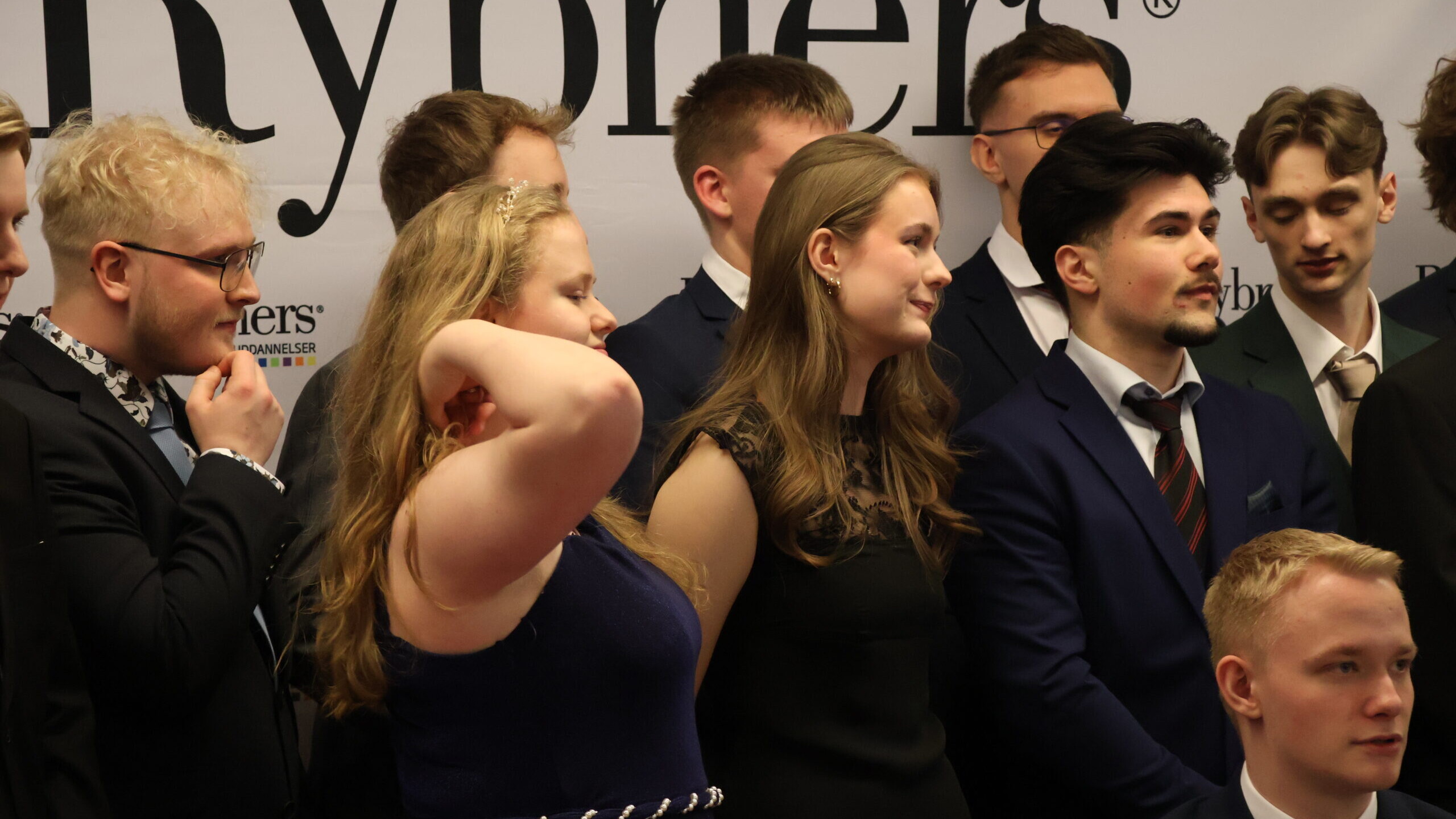 Festklædte elever ankom til gallarevyen og nød den røde løber-stemning. Foto: Rybners.