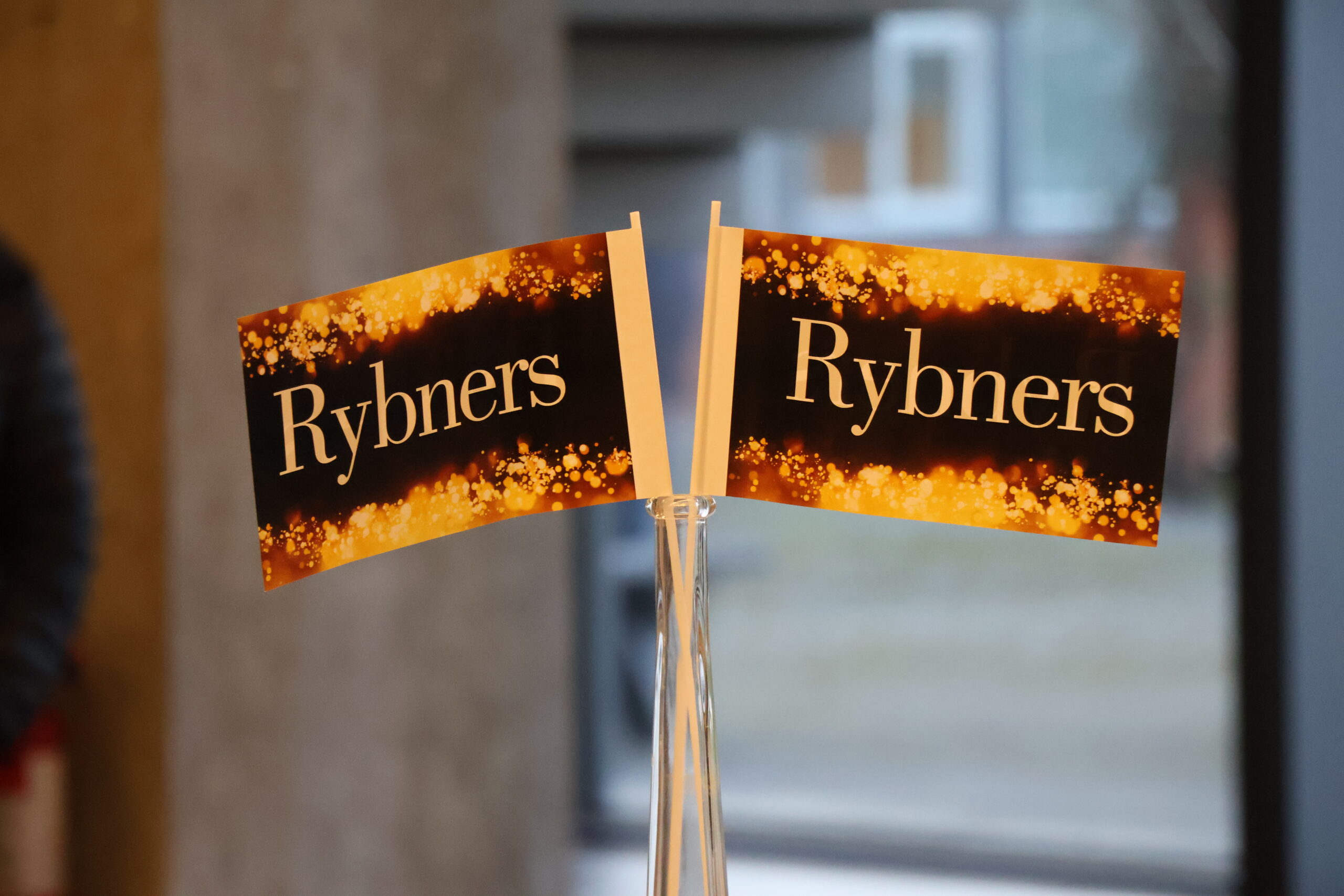 Flag med Rybners-logo. Foto: Rybners.