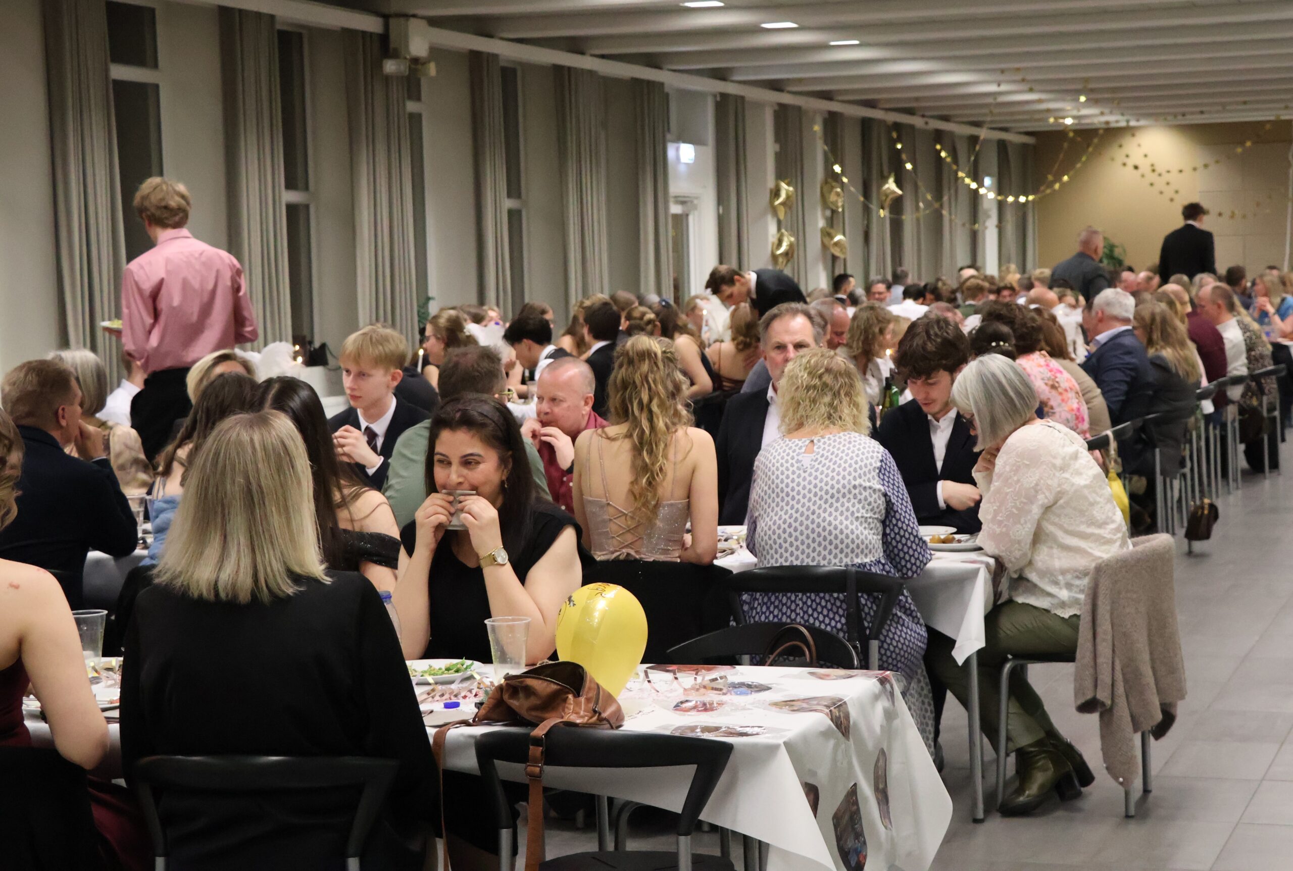 Glassalen var fyldt med liv, musik og samtaler under gallaaftenen. Foto: Rybners.