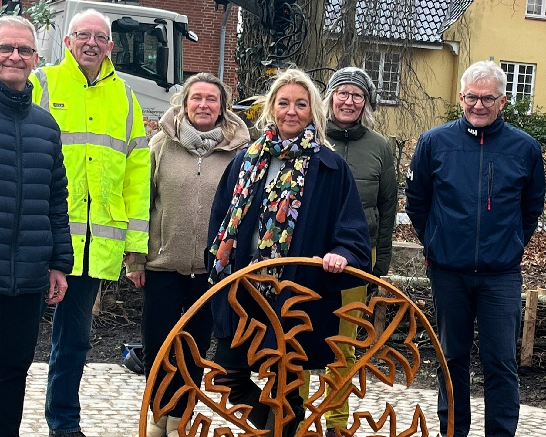 Peter Lose, Bent O. Jeppesen, Gitte Albertsen, Kate Skjerning og Leif Andersen glæder sig over, at der tegnes et smukt billede af den fremtidige gravplads. Foto: Lene Lund.