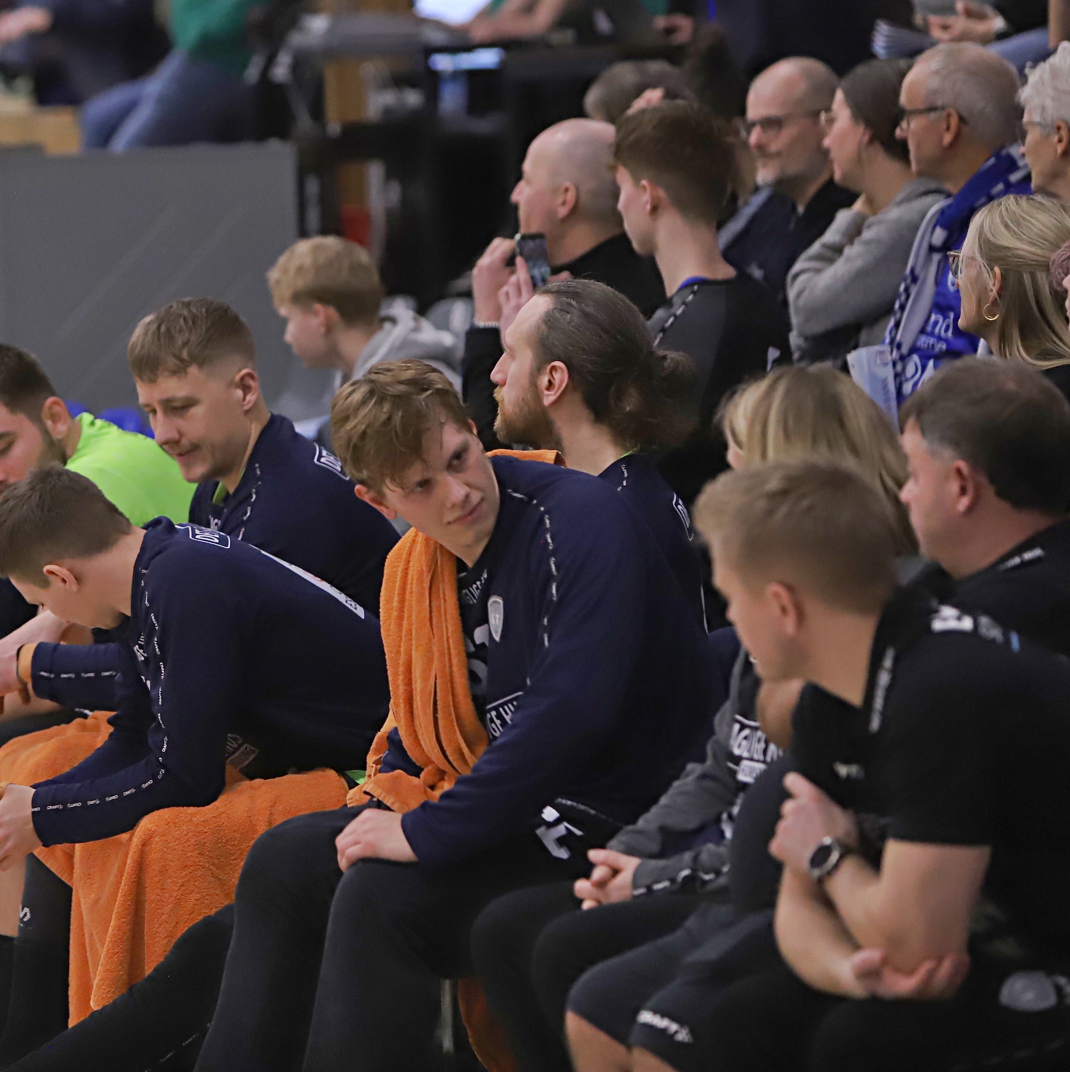 Spillere og stab følger intenst med fra bænken, hvor kampene ofte afgøres på marginaler. Arkivfoto: Johnny Tauman.