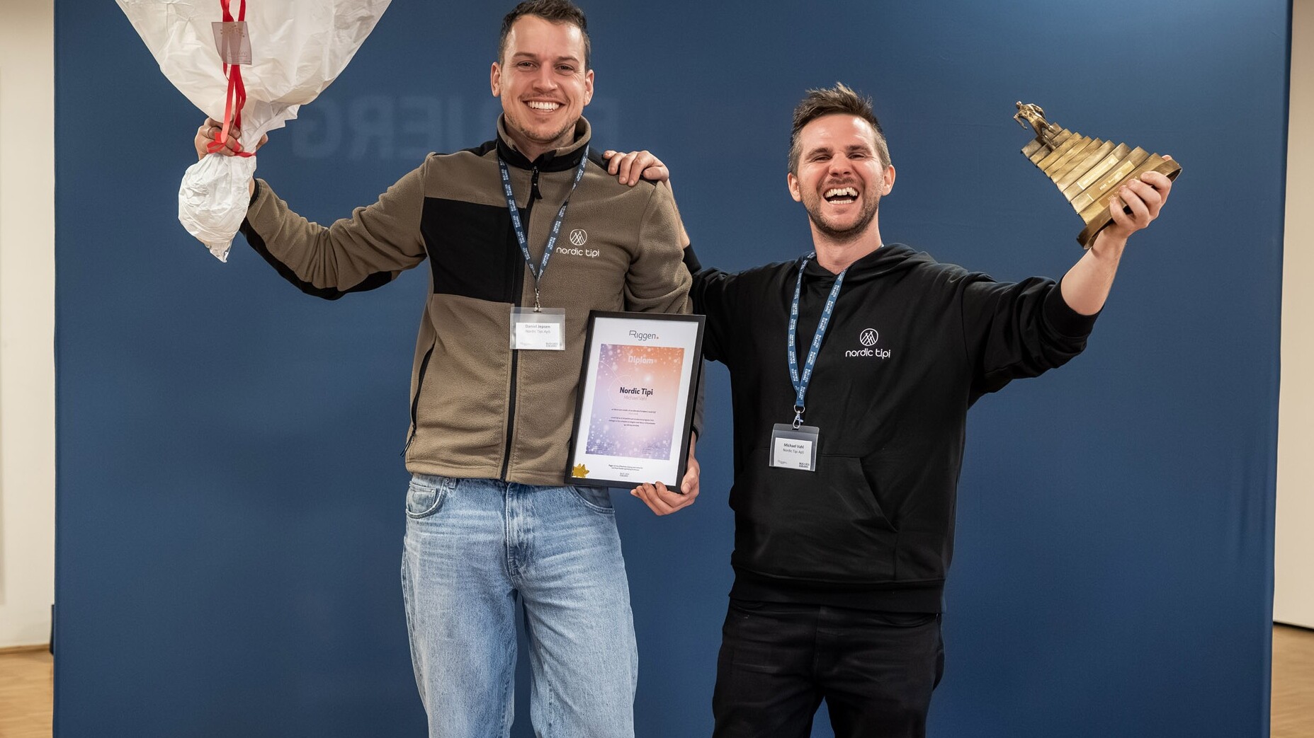 Michael Vahl og Daniel Jepsen fra Nordic Tipi jubler over sejren i Level-Up 2026 og præmien på 25.000 kroner. Foto: Morten Fog.