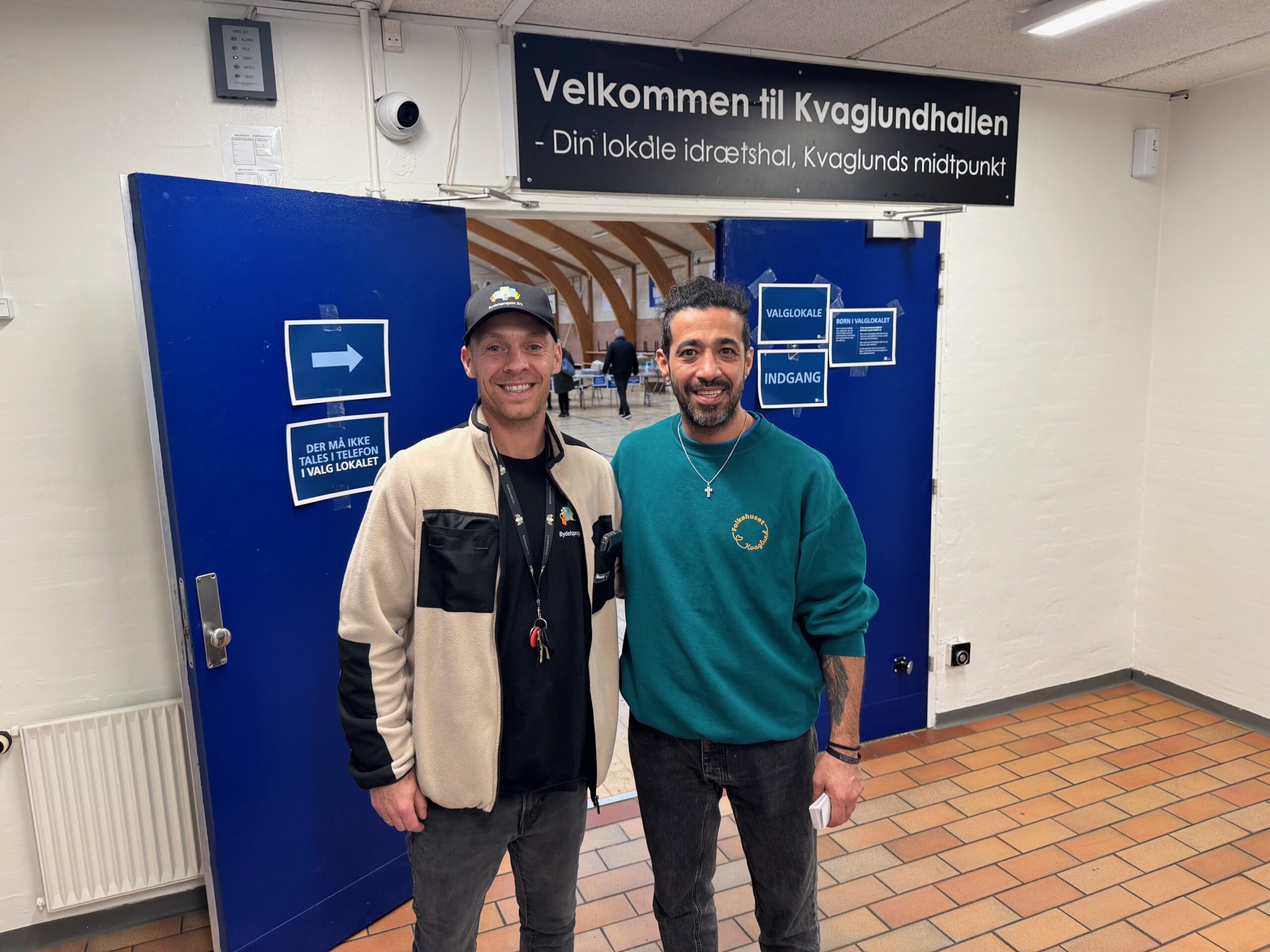 Lasse Sørensen (tv) og Reza Omrani er med til at skabe liv og sammenhold omkring valgdagen i Kvaglund. Privatfoto.