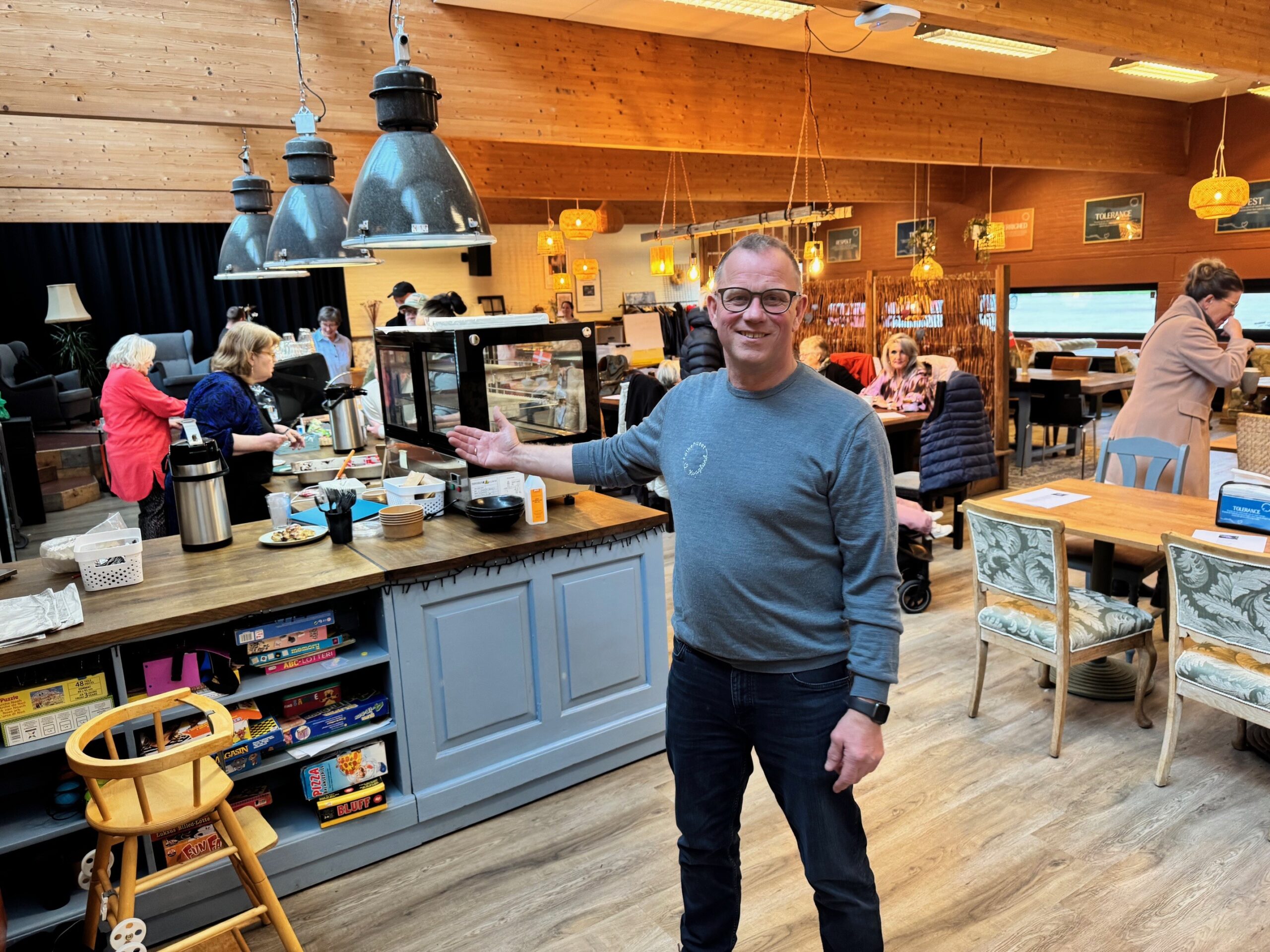 Allan Skovgaard Jensen byder indenfor i Folkehuset, hvor kaffe og fællesskab er en fast del af valgdagen. Privatfoto.