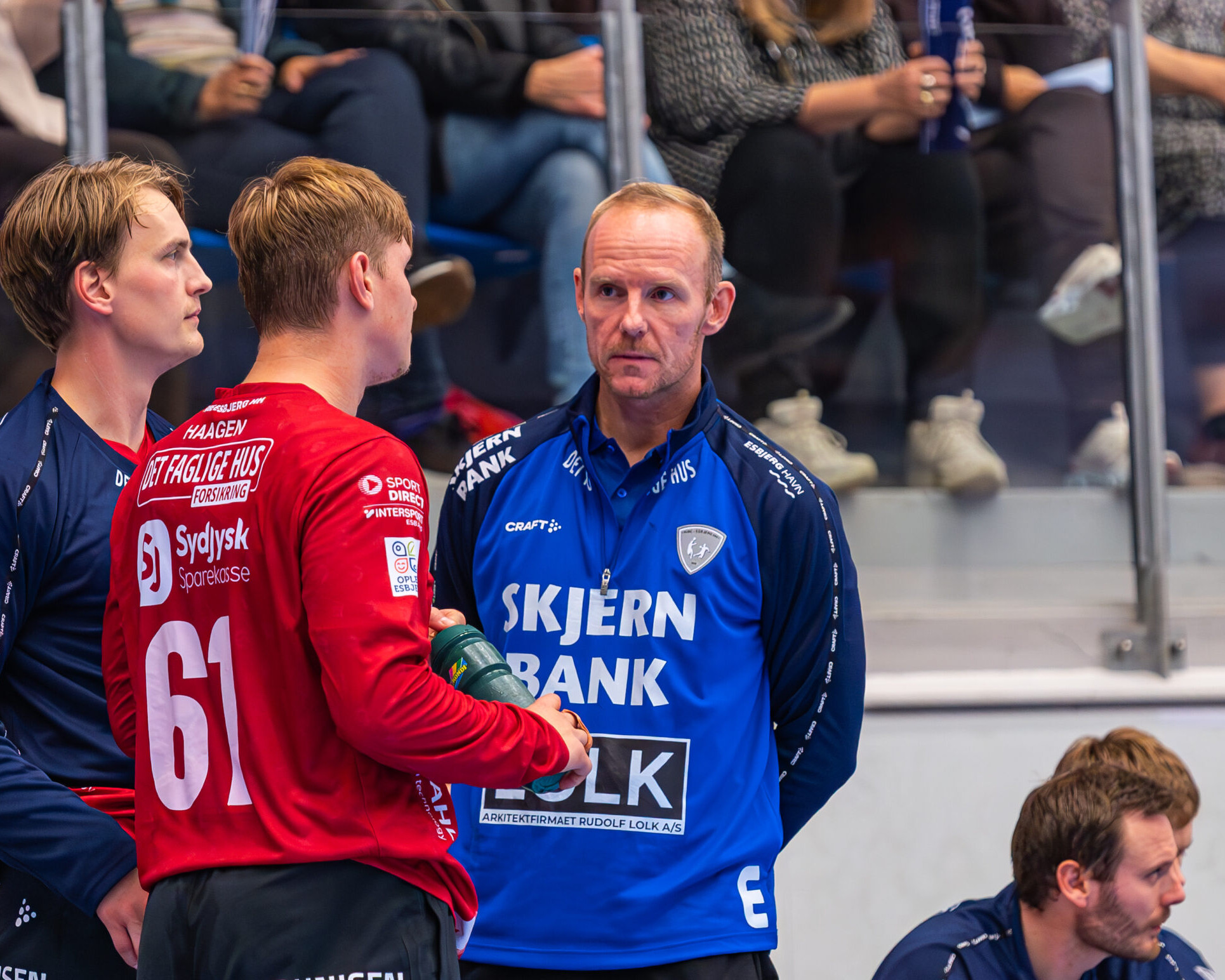 Tim Winkler (th) coacher keeperne i Ribe-Esbjerg HH. Pressefoto.