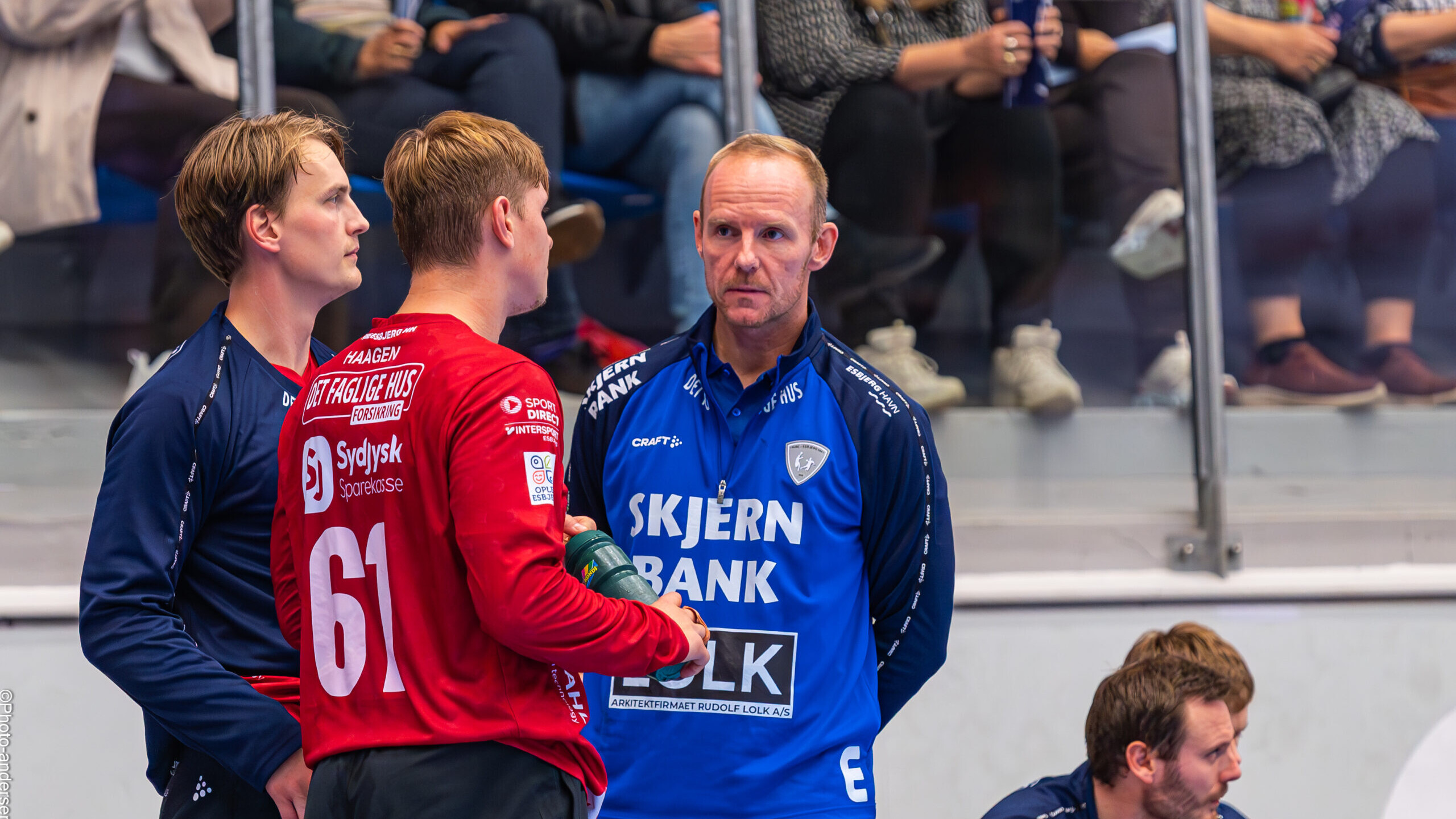 Tim Winkler (th) coacher keeperne i Ribe-Esbjerg HH. Pressefoto.