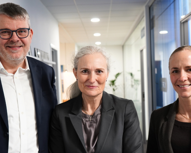 Fra venstre: Niels Peter Christiansen, CEO i MacArtney Underwater Technology Group, administrerende sygehusdirektør på Esbjerg og Grindsted Sygehus og ny bestyrelsesformand, Anna-Marie Bloch Münster samt byrådspolitiker Anne-Marie Geisler Andersen. Pressefoto.