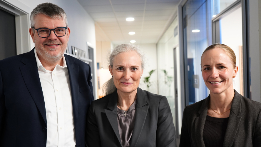 Fra venstre: Niels Peter Christiansen, CEO i MacArtney Underwater Technology Group, administrerende sygehusdirektør på Esbjerg og Grindsted Sygehus og ny bestyrelsesformand, Anna-Marie Bloch Münster samt byrådspolitiker Anne-Marie Geisler Andersen. Pressefoto.