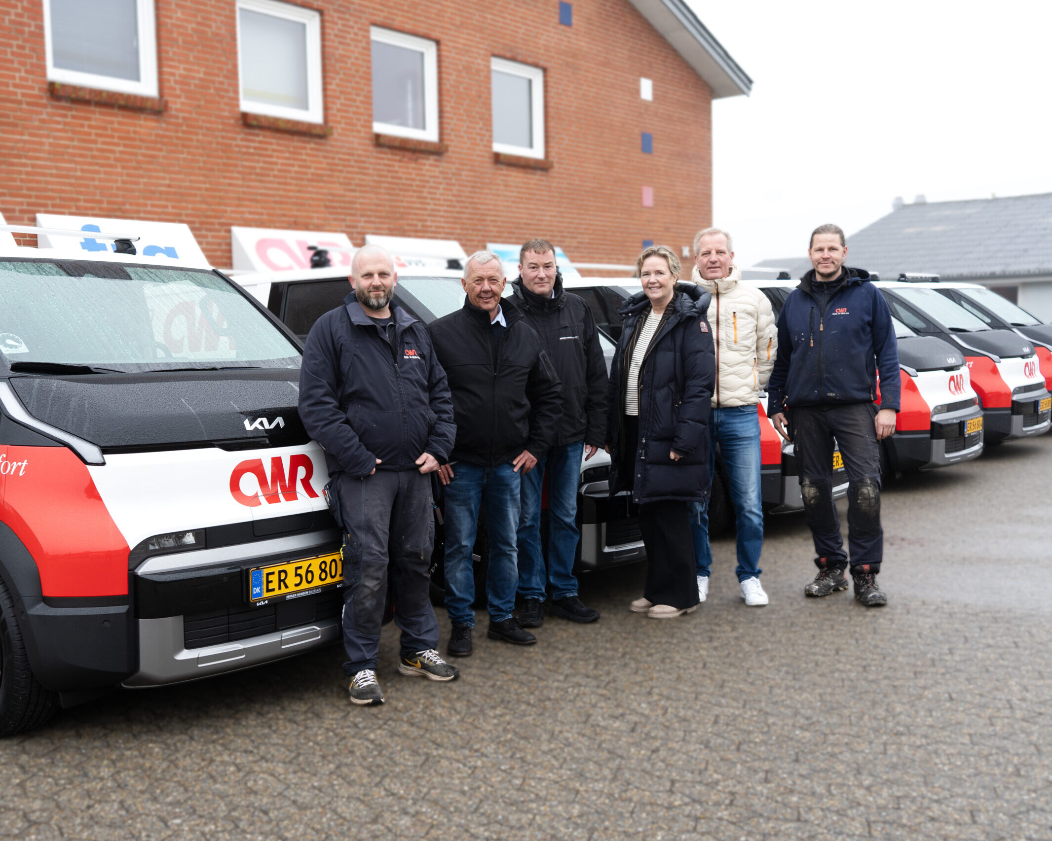 Ledelse og medarbejdere hos Carl W. Reis A/S foran den nye, elektriske bilflåde, der markerer næste skridt i virksomhedens grønne omstilling. PR-foto.