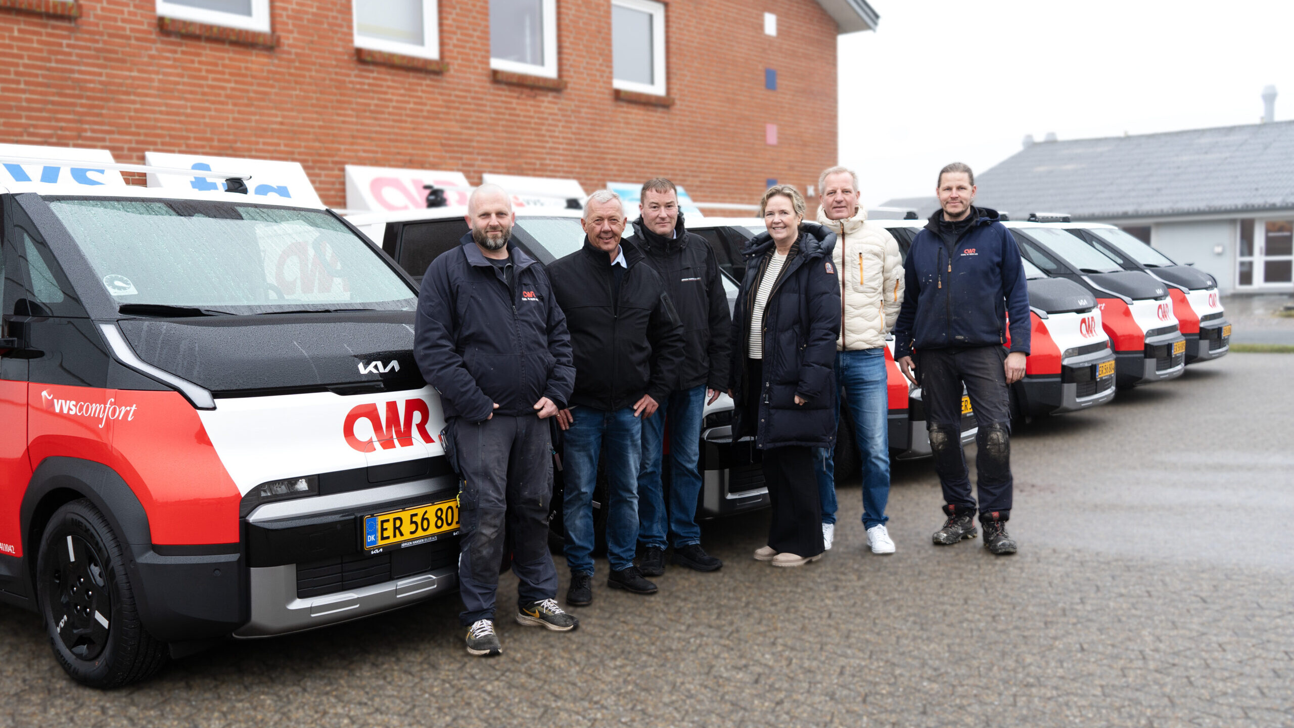 Ledelse og medarbejdere hos Carl W. Reis A/S foran den nye, elektriske bilflåde, der markerer næste skridt i virksomhedens grønne omstilling. PR-foto.