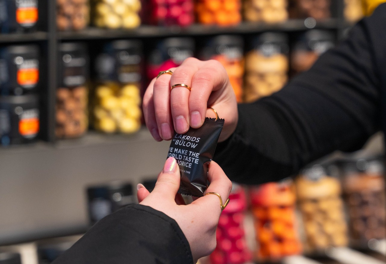 I flere danske byer deler Bülow Lakrids smagsprøver ud i samarbejde med lokale forhandlere. PR-foto.