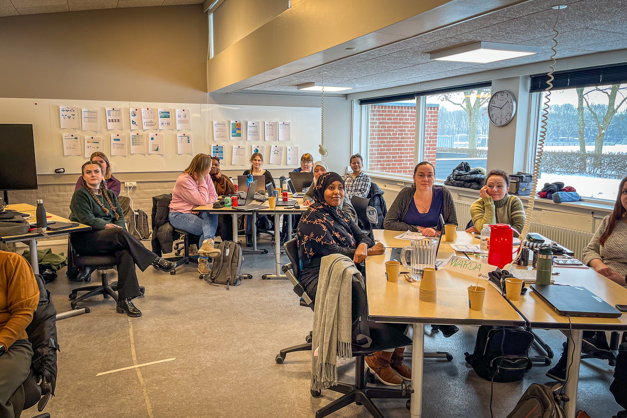 Medarbejdere ansat i Esbjerg Kommune i gang med det forløb, som skal forberede dem til uddannelsen som social- og sundhedsassistenter. Foto: Privat.