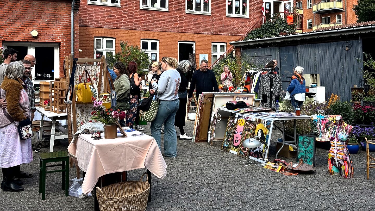 Baggården i Danmarksgade summede af liv, da Loppemostrene sidste år samlede loppeentusiaster, kunsthåndværkere og kunstnere til marked – med næsten københavnerstemning. Privatfoto.