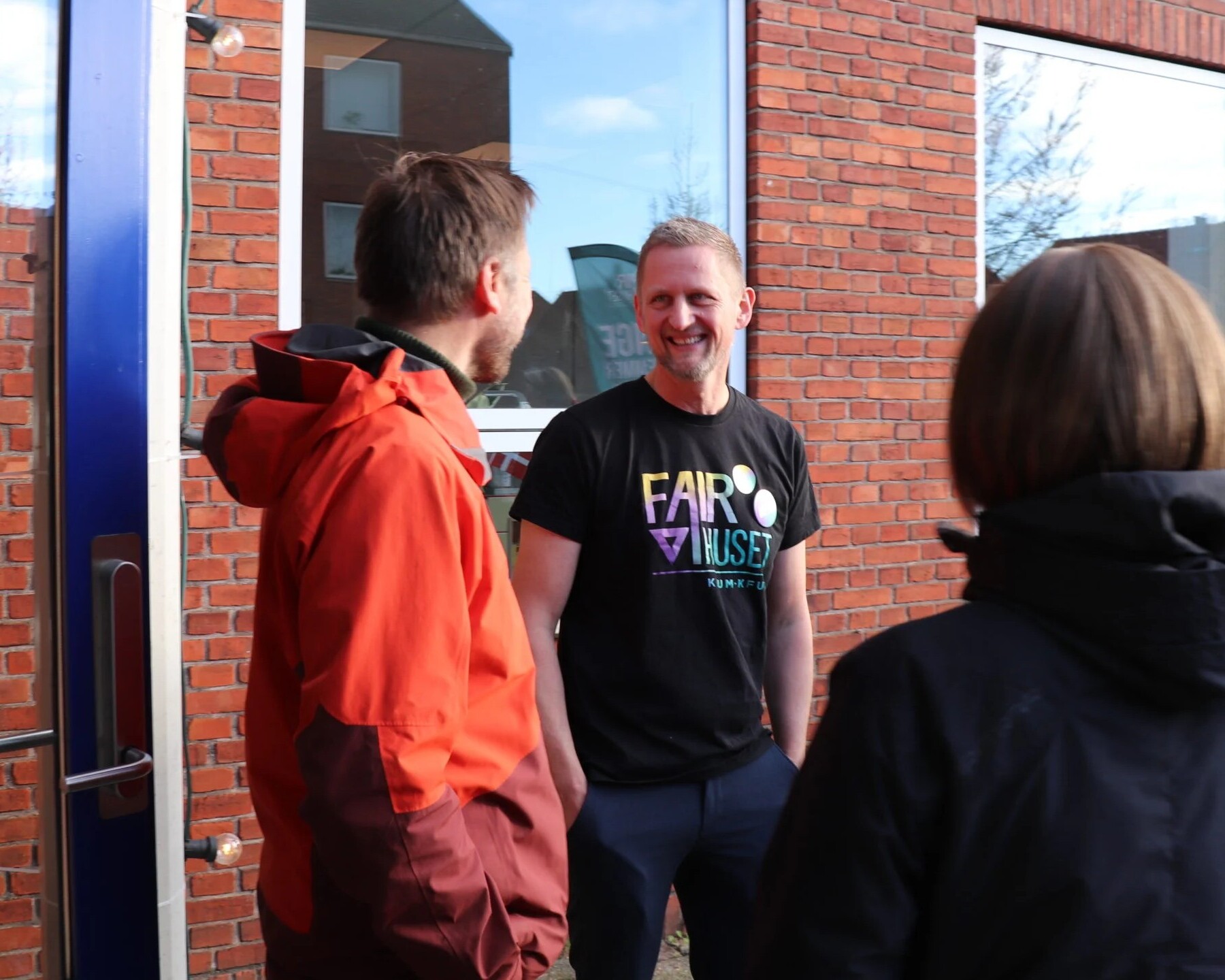 Dørene står åbne i Kirkegade 70, hvor Fairhuset Esbjerg inviterer unge indenfor til aktiviteter, samtaler og fællesskab. Foto: Fairhuset.